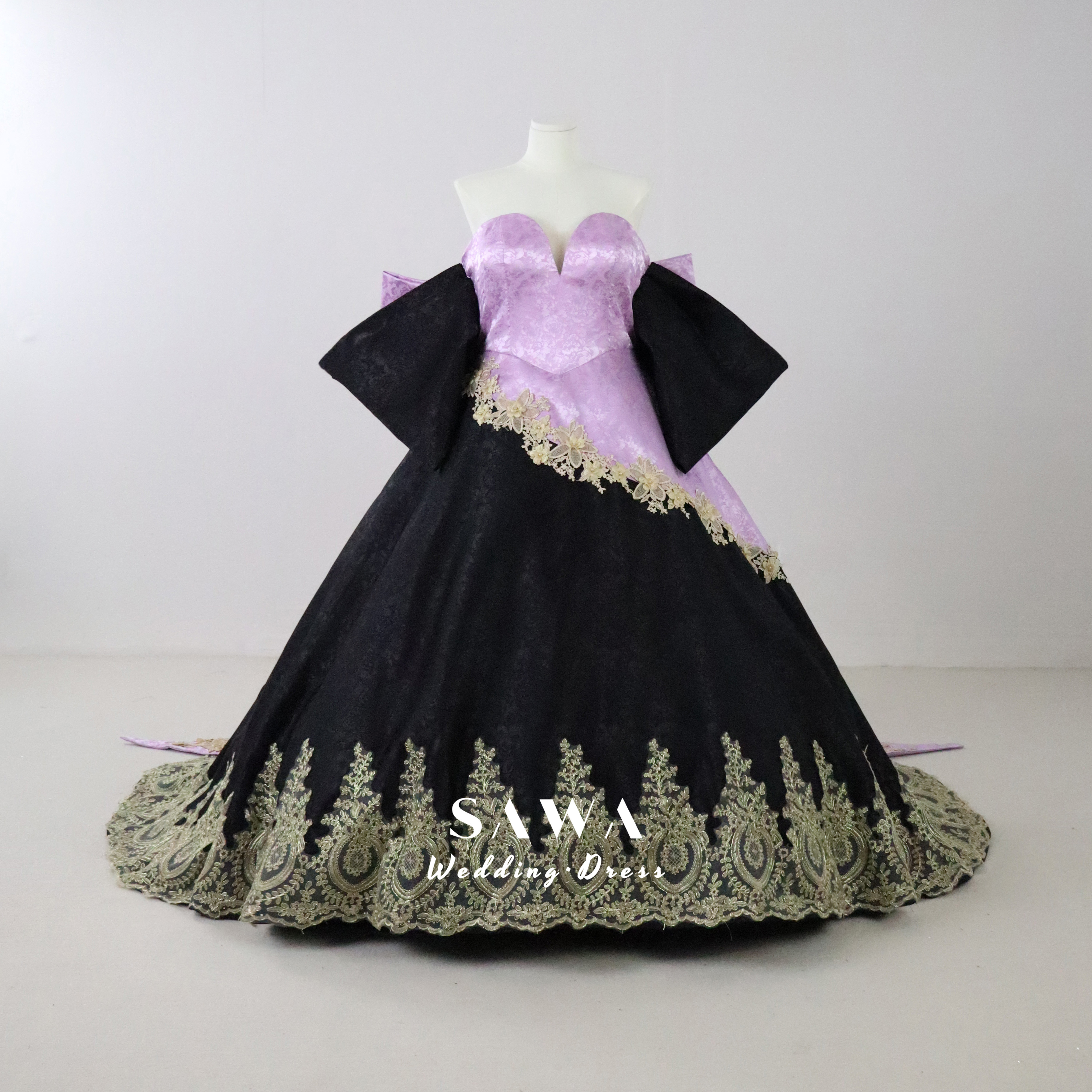 見逃さない　バックリボン　花柄　ジャカード織り　ラベンダー色　パフスリーブ　ニの腕カバー引裾レース　編み上げカラードレス