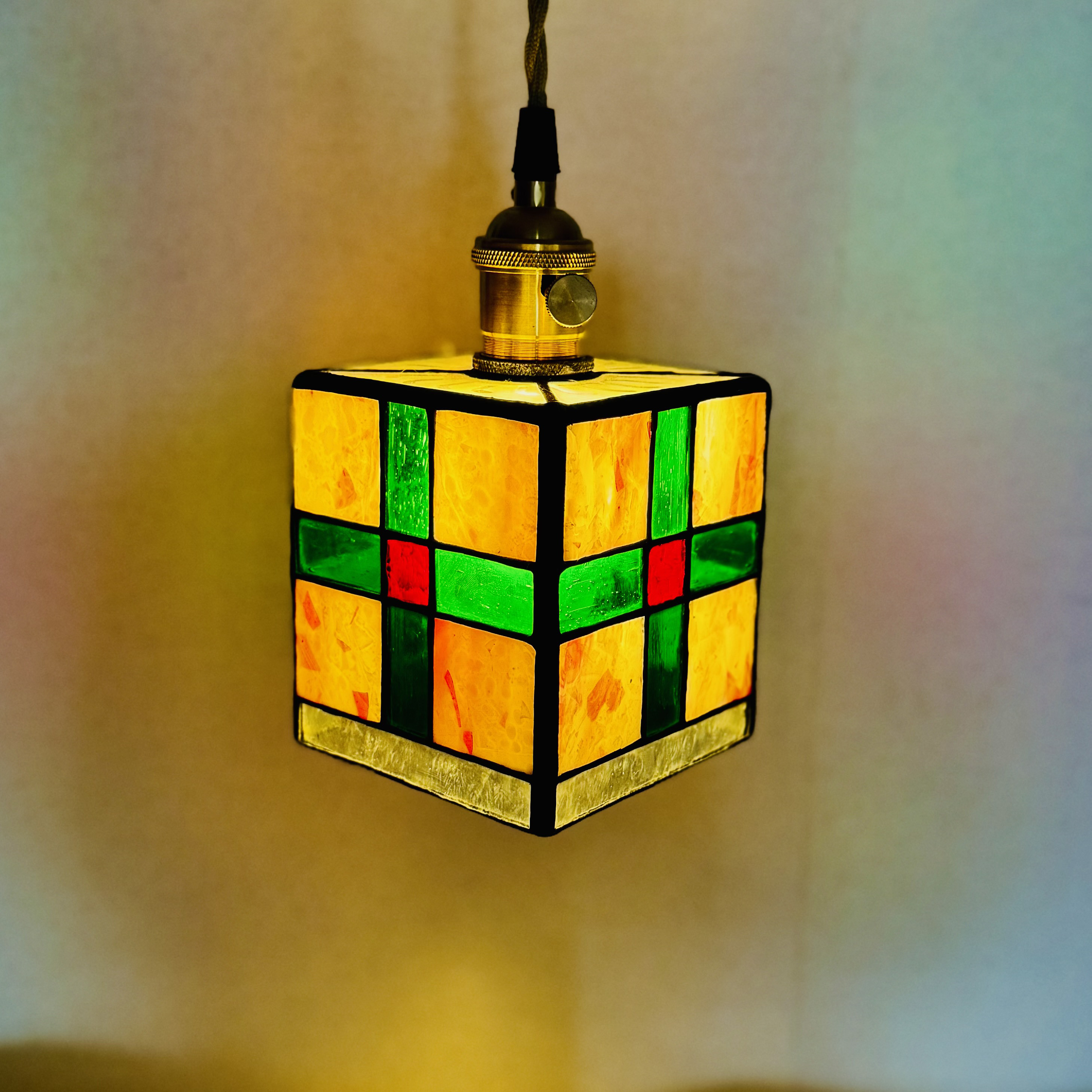 光の色を楽しむ、ステンドグラスのペンダントライト