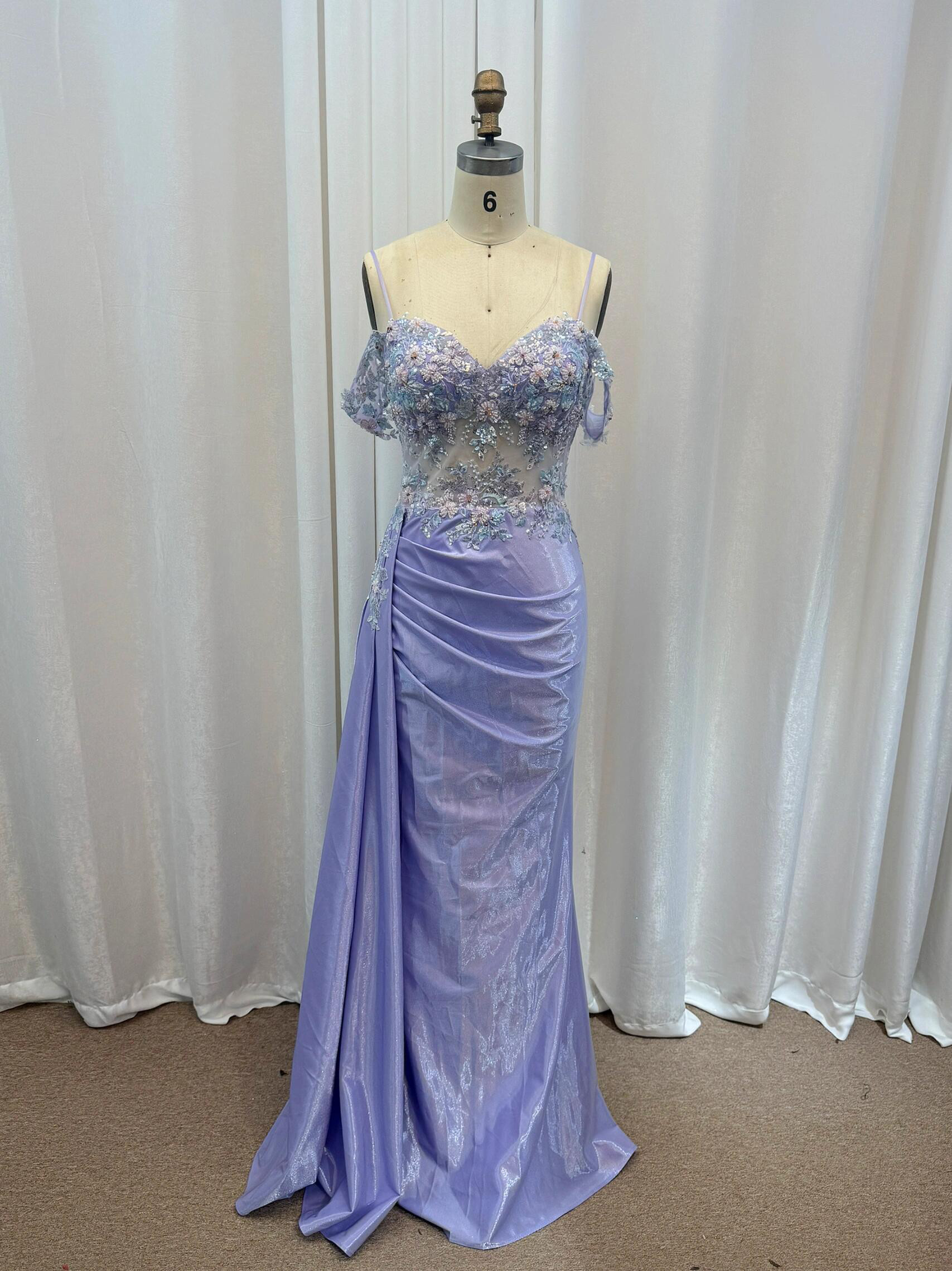 純粋な美しさ　ライラック紫　フラワー　お花飾り　優雅上品　光沢感　成人式オフショルダー　二の腕カバー披露宴音楽会チャック