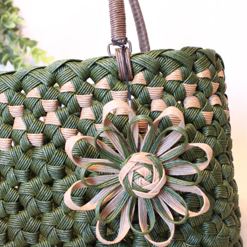 花編みかごバッグM モスグリーン×薄茶柄入り クラフトバンド かご
