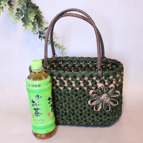 花編みかごバッグM モスグリーン×薄茶柄入り クラフトバンド かご
