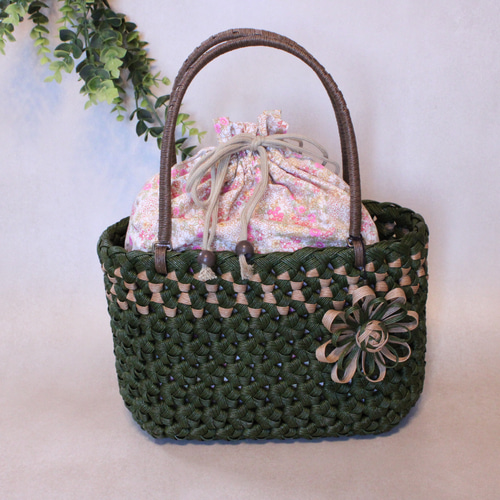 花編みかごバッグM モスグリーン×薄茶柄入り クラフトバンド かご