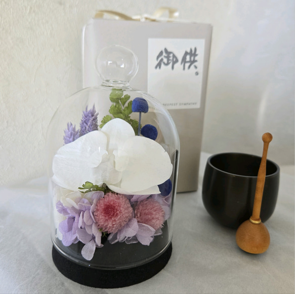 胡蝶蘭のコンパクトなガラスドーム入りお供え花P　丸い千日紅が可憐なプリザーブドフラワー仏花　仏壇　お盆　ミニ　ペットお供 5枚目の画像
