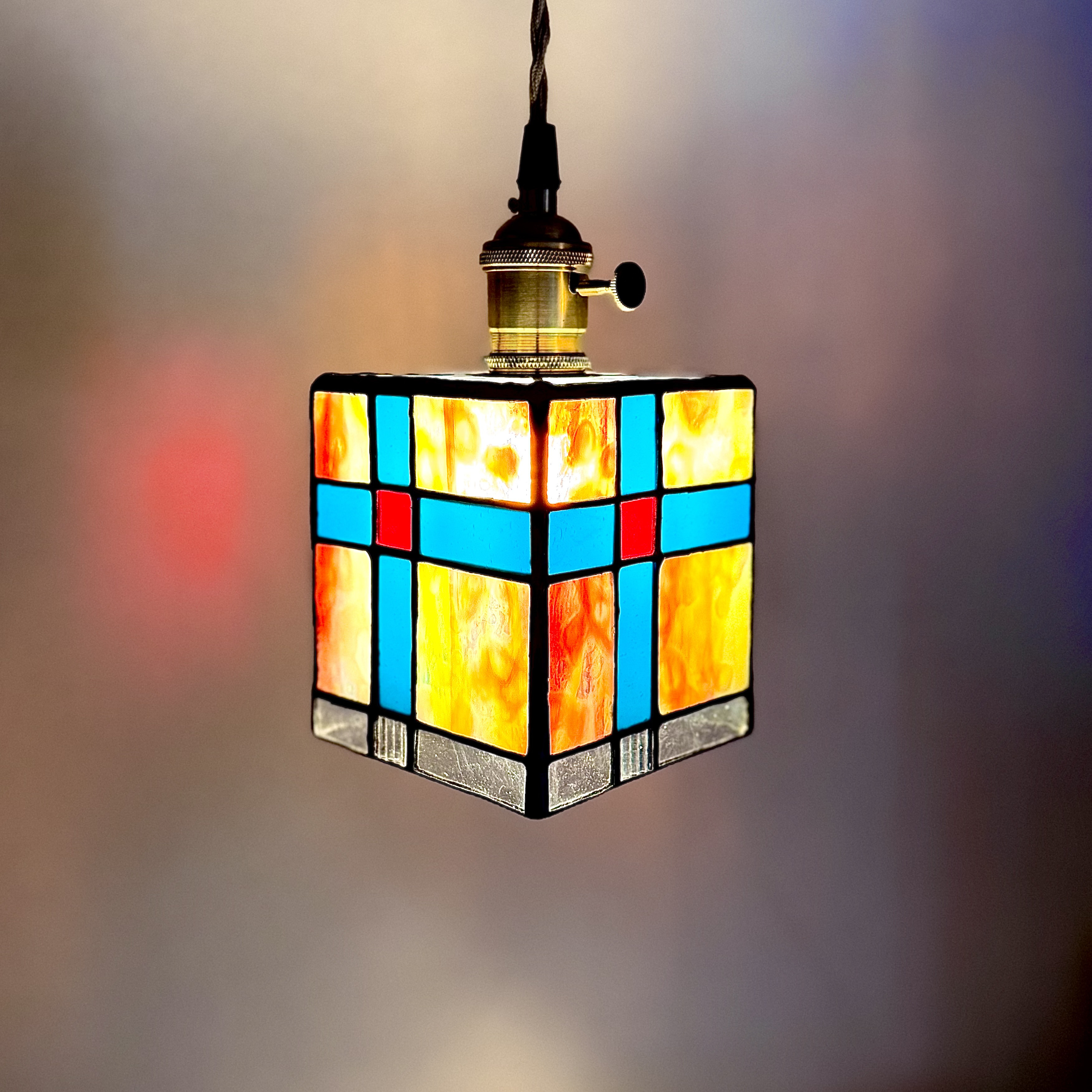 光の色を楽しむ、ステンドグラスのペンダントライト