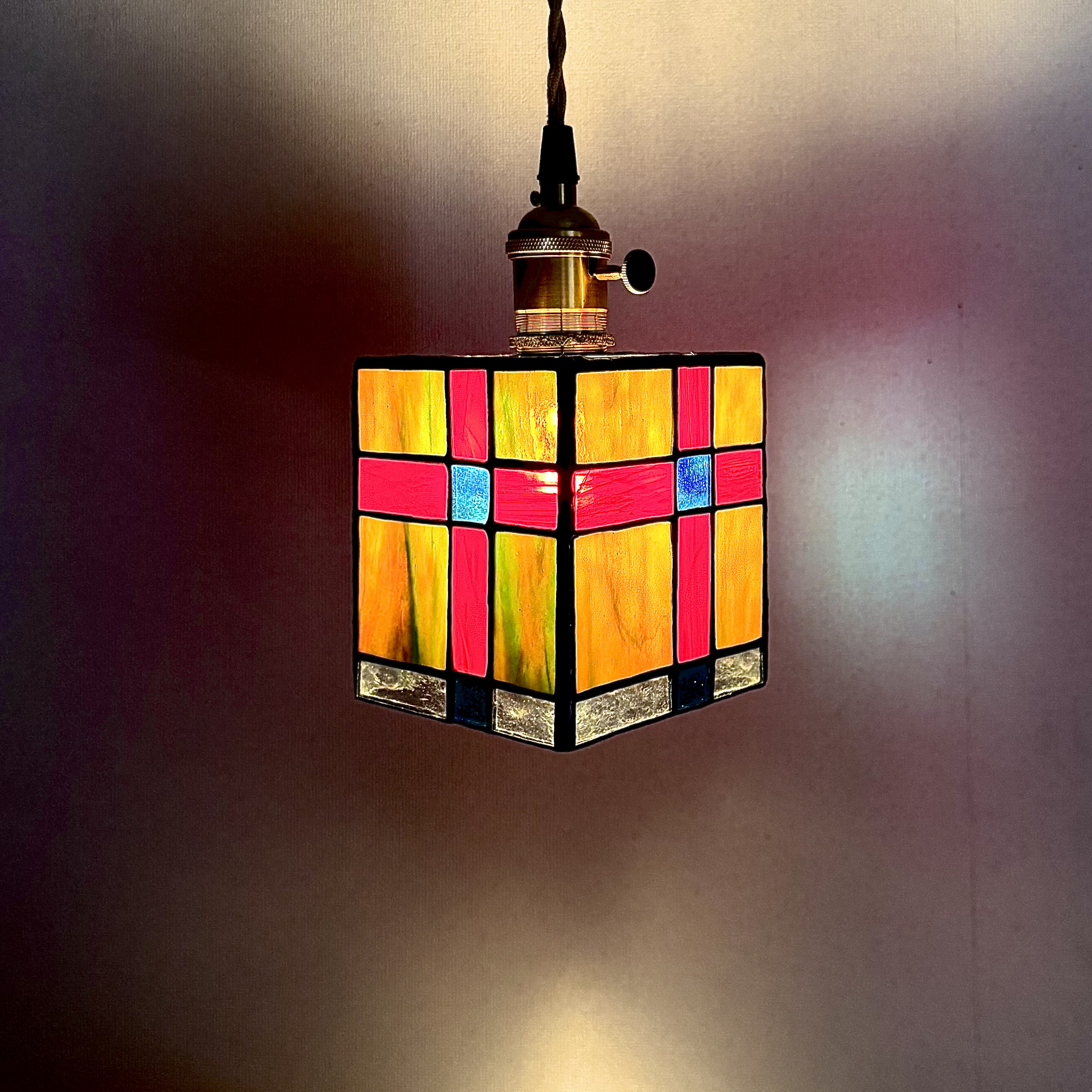 光の色を楽しむ、ステンドグラスのペンダントライト