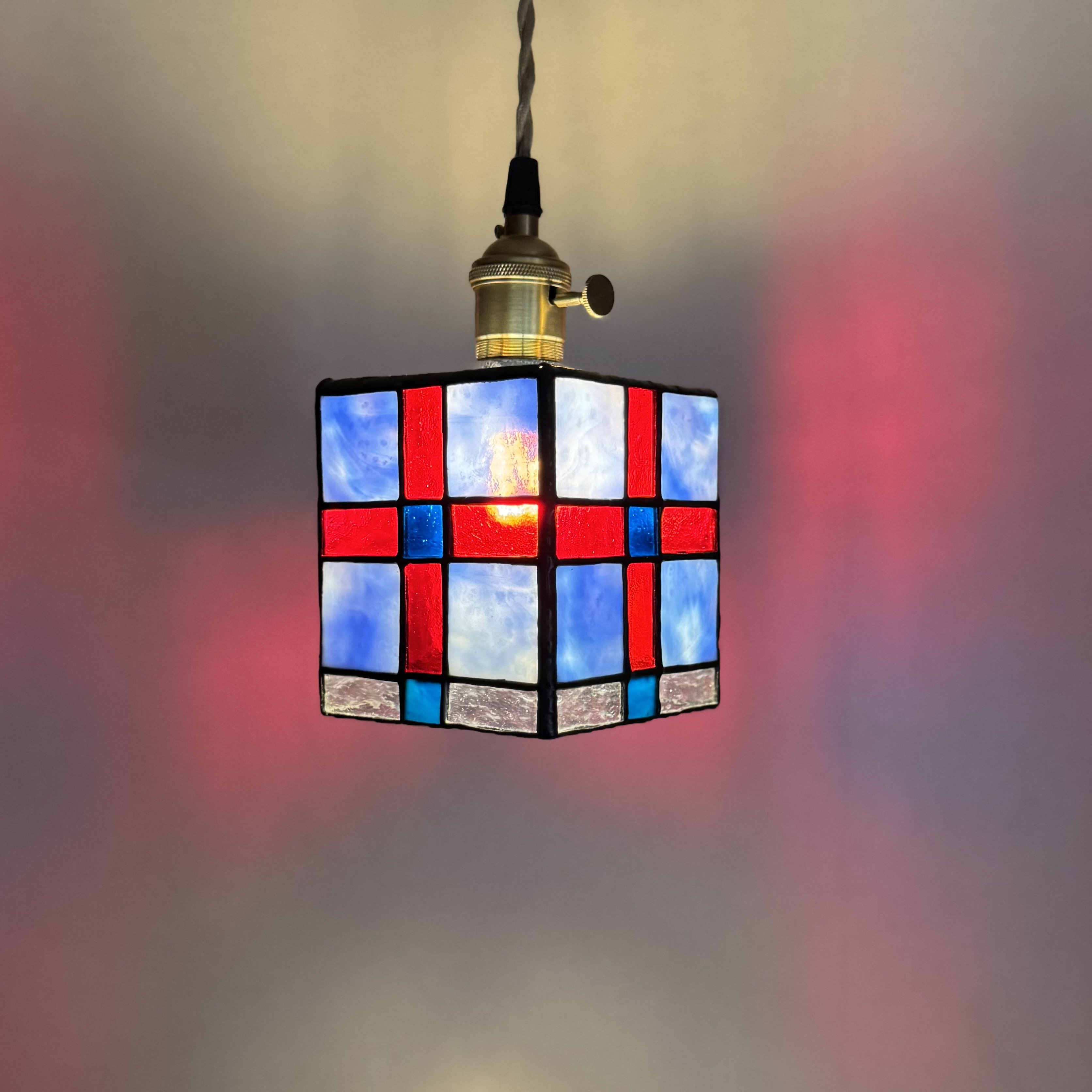 光の色を楽しむ、ステンドグラスのペンダントライト