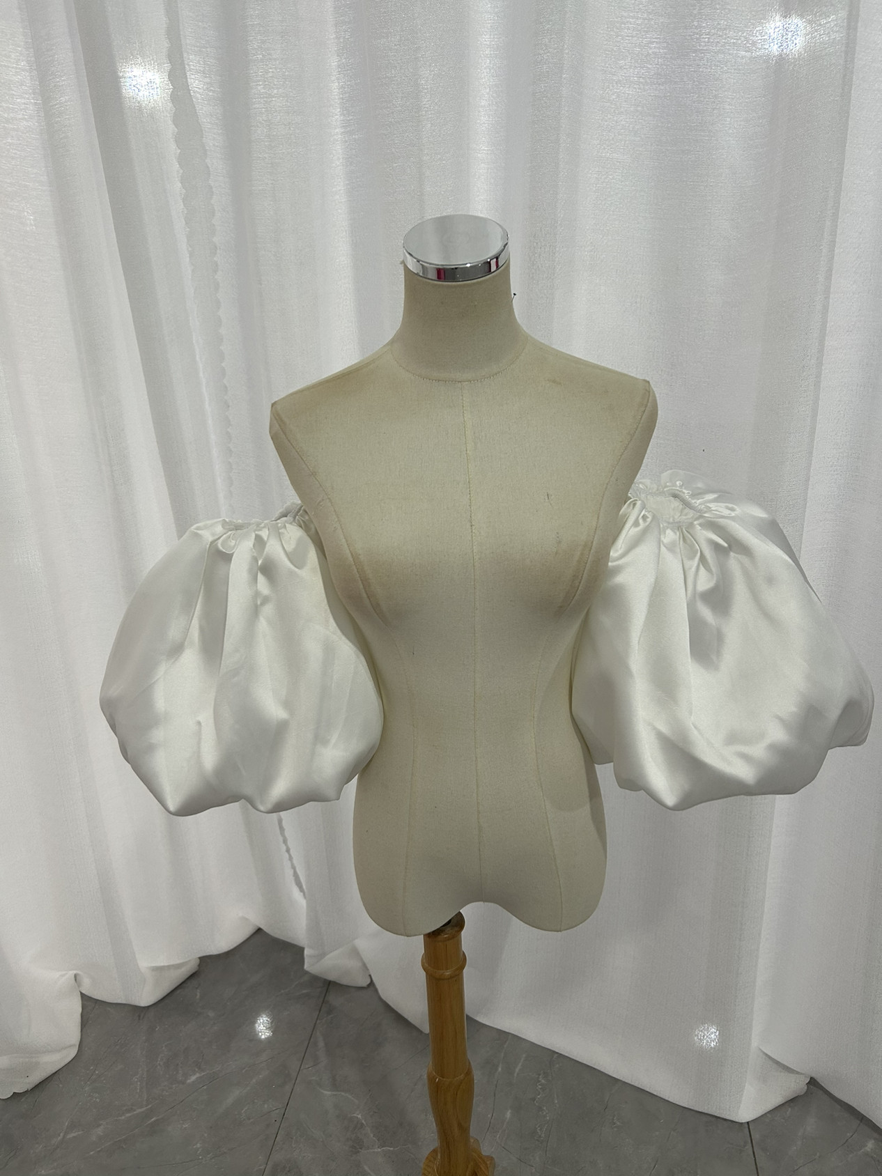 送料無料！高級サテン 取り外し袖 ホワイト ショルダーの付け袖 パフスリーブ オーダー可能 二の腕を隠せるお袖