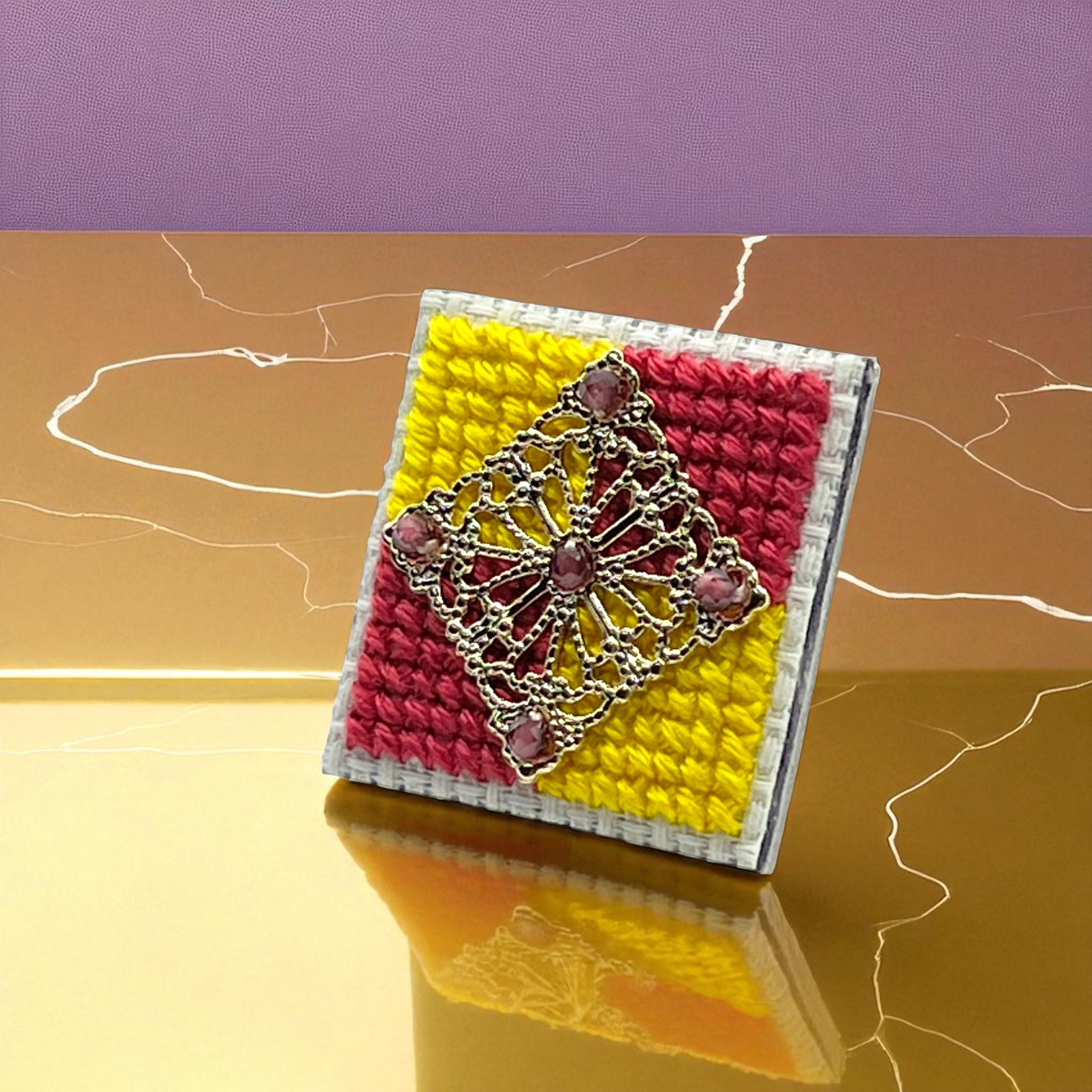 優雅な彩りのクロスステッチピンブローチ(ワインレッド・イエロー)　l-beze036pin