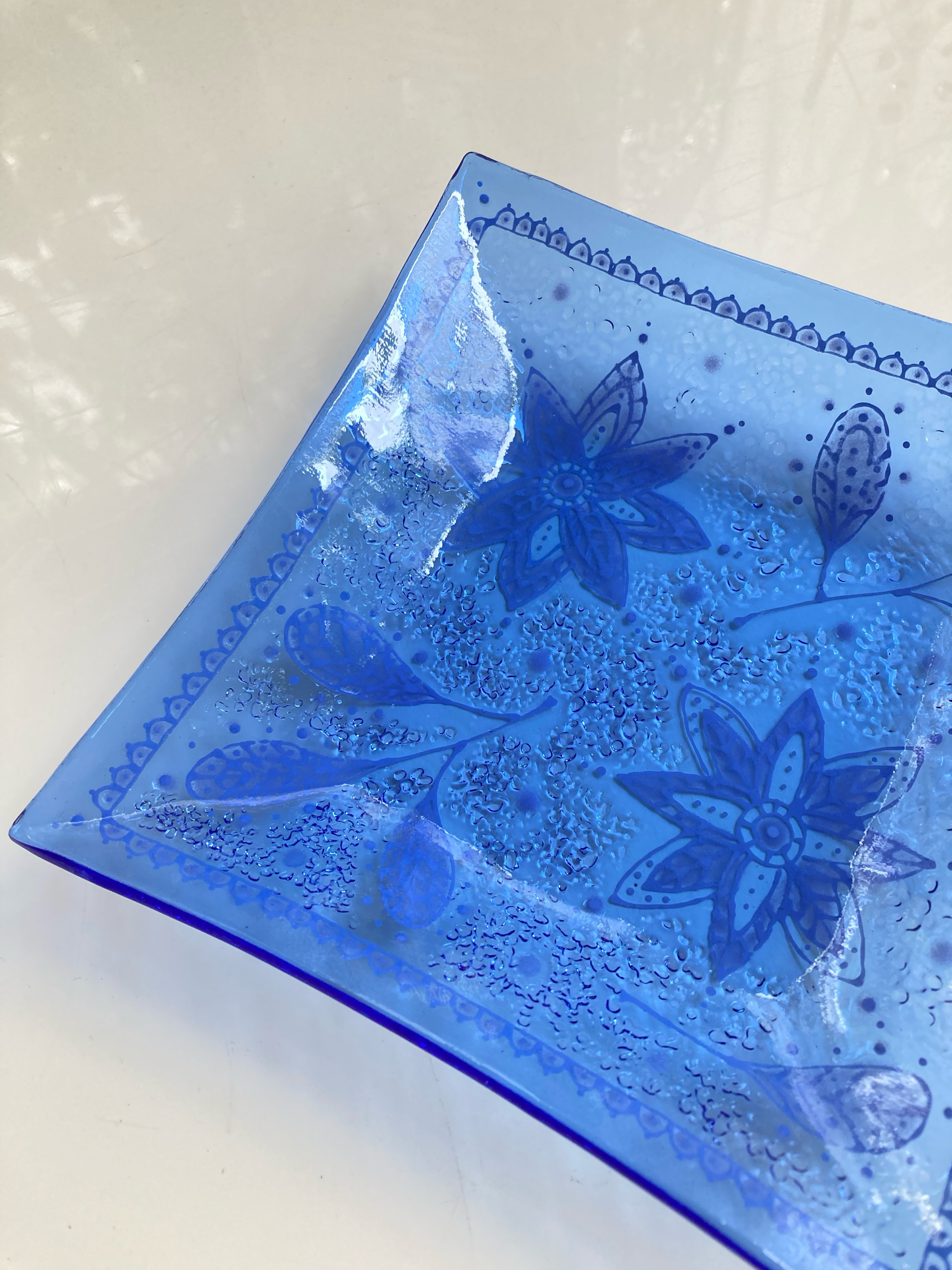 繊細な手書き♪【即納】レース模様の青いお皿　ガラス