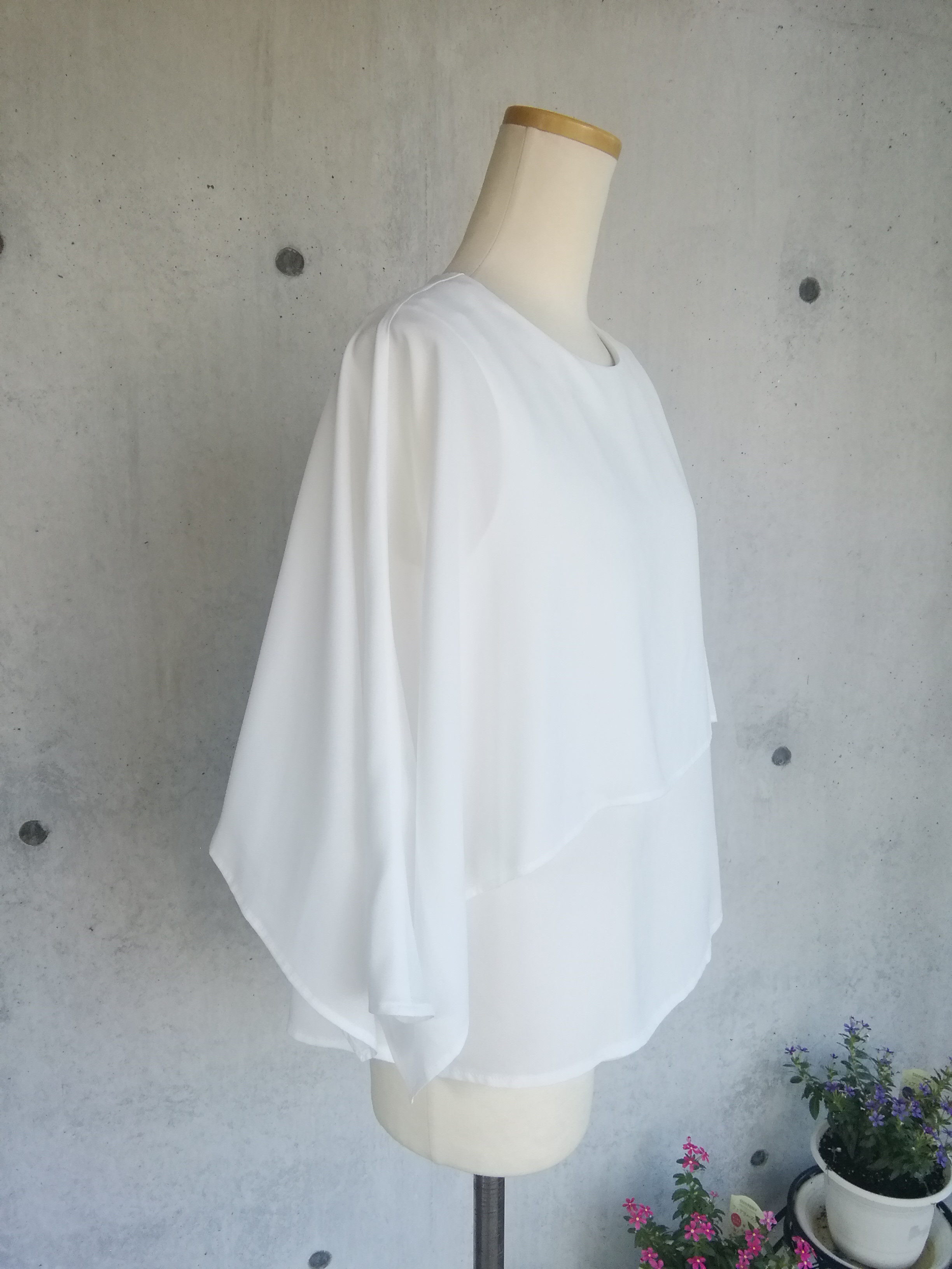 日本製《S～3L》夏に涼しく着られるケープデザインノースリーブ白ブラウス 127301-10｜詳細画像