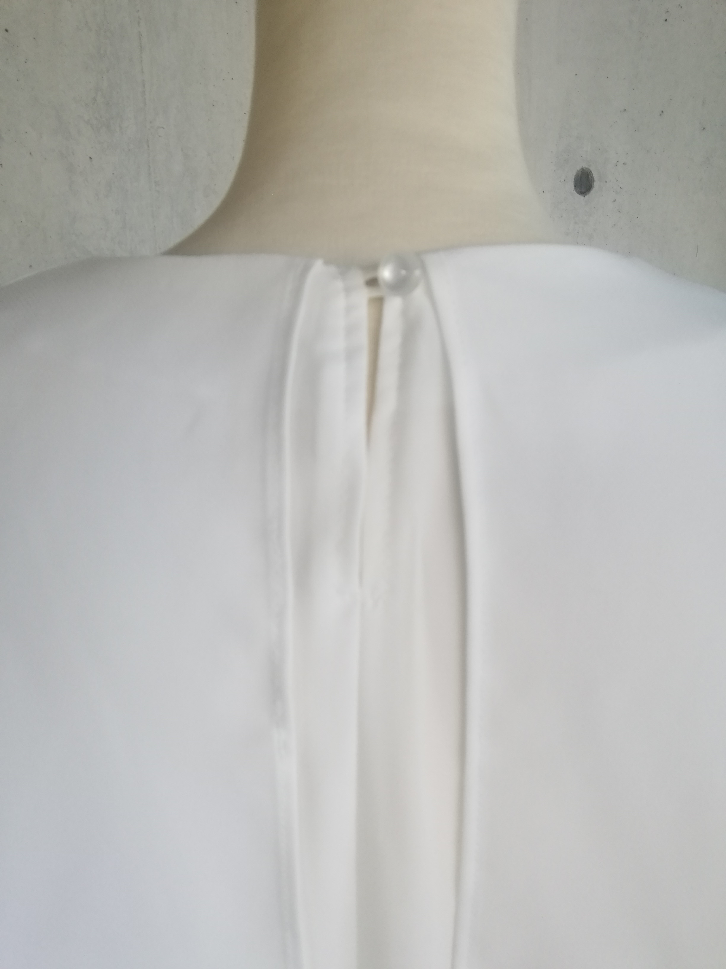 日本製《S～3L》夏に涼しく着られるケープデザインノースリーブ白ブラウス 127301-10｜詳細画像