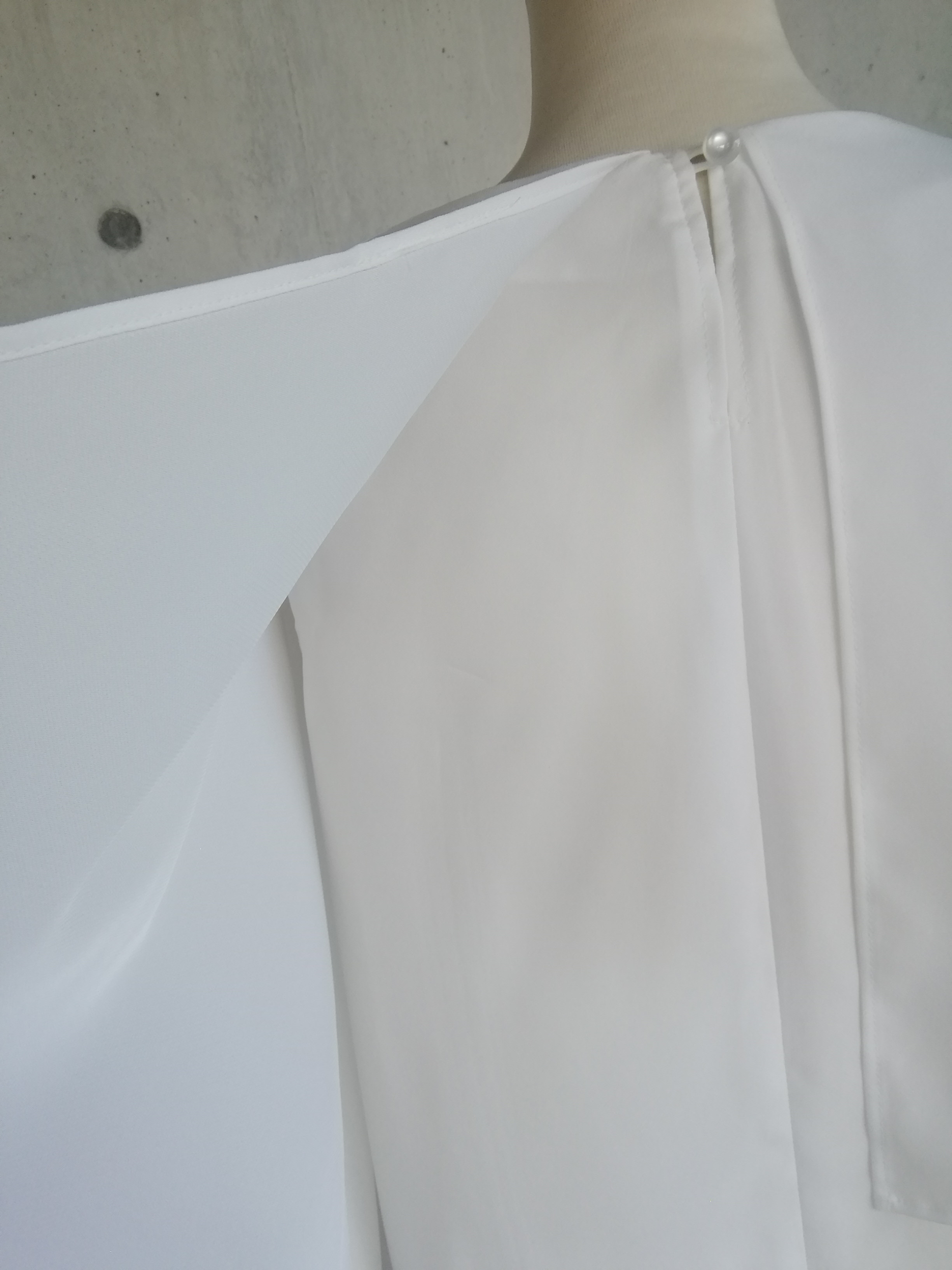 日本製《S～3L》夏に涼しく着られるケープデザインノースリーブ白ブラウス 127301-10｜詳細画像