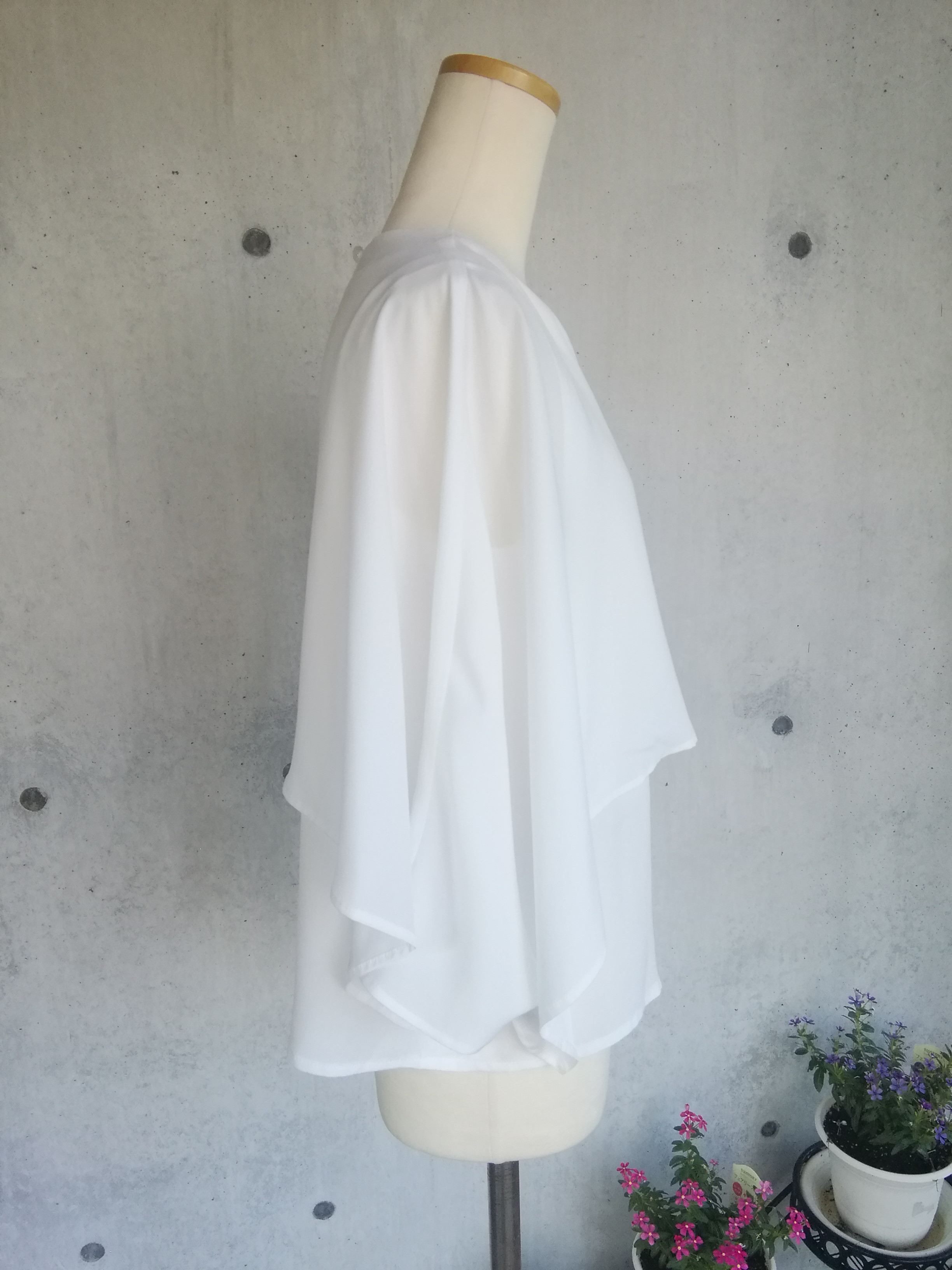 日本製《S～3L》夏に涼しく着られるケープデザインノースリーブ白ブラウス 127301-10｜詳細画像