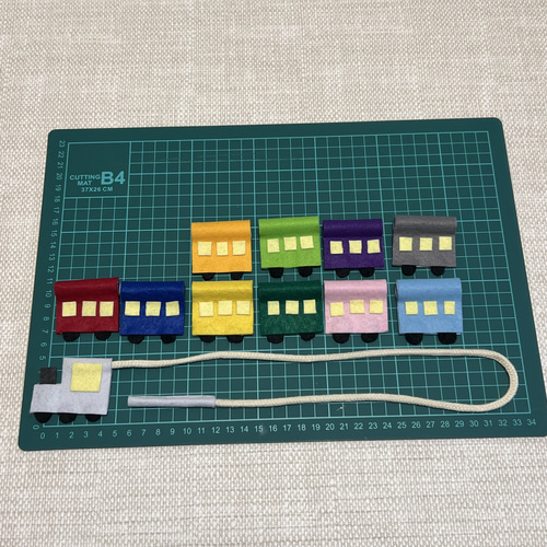 知育玩具】カラフル電車のフェルトおもちゃひも通し 生地 toko 通販