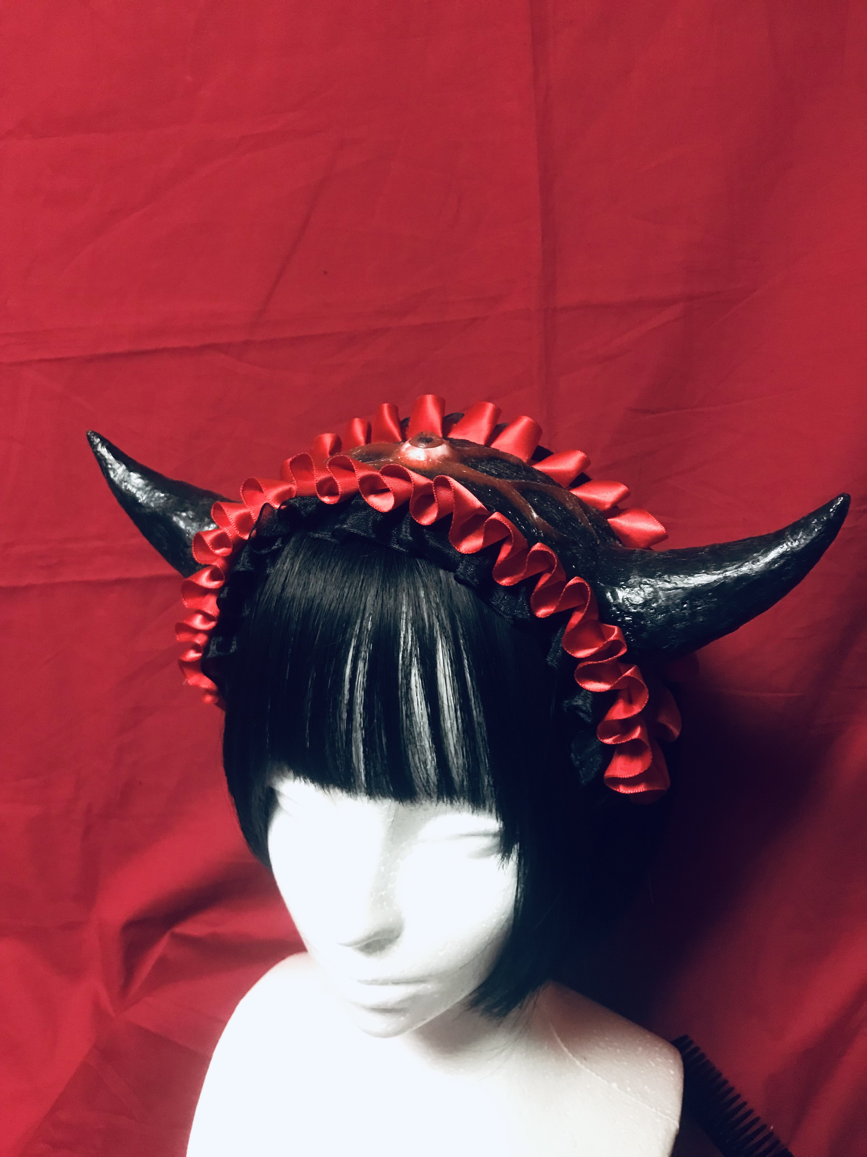 即納可！赤い眼の悪魔ヘッドドレス/ゴシック/ダーク/ゴスロリ/ロリータ/地雷系/ツノ/目玉/衣装/コンカフェ/コスプレ