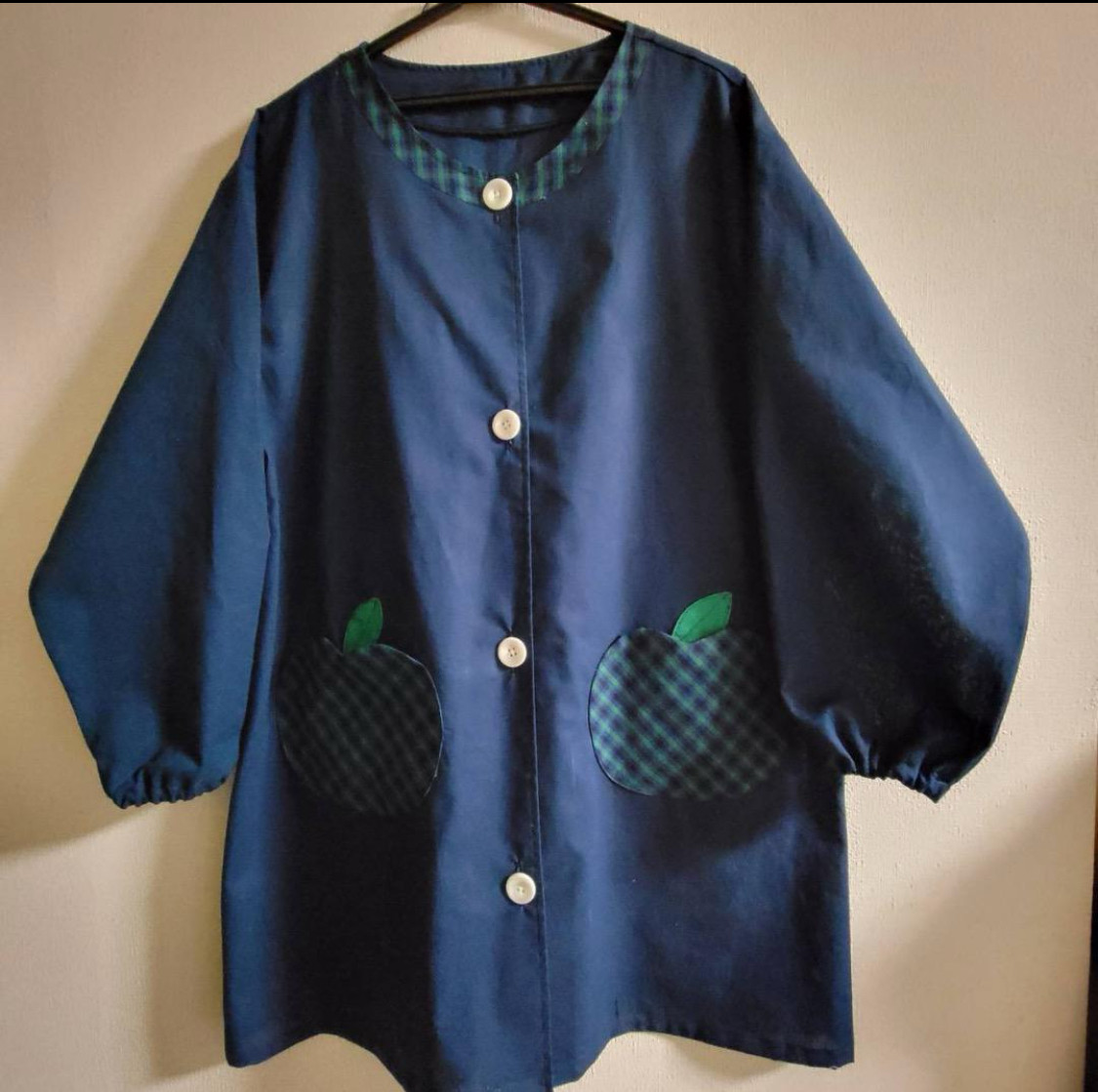 【S〜LL】大人用スモック｜りんごポケット グリーンチェック×ネイビー｜前ボタン 長袖 親子リンクコーデ◎