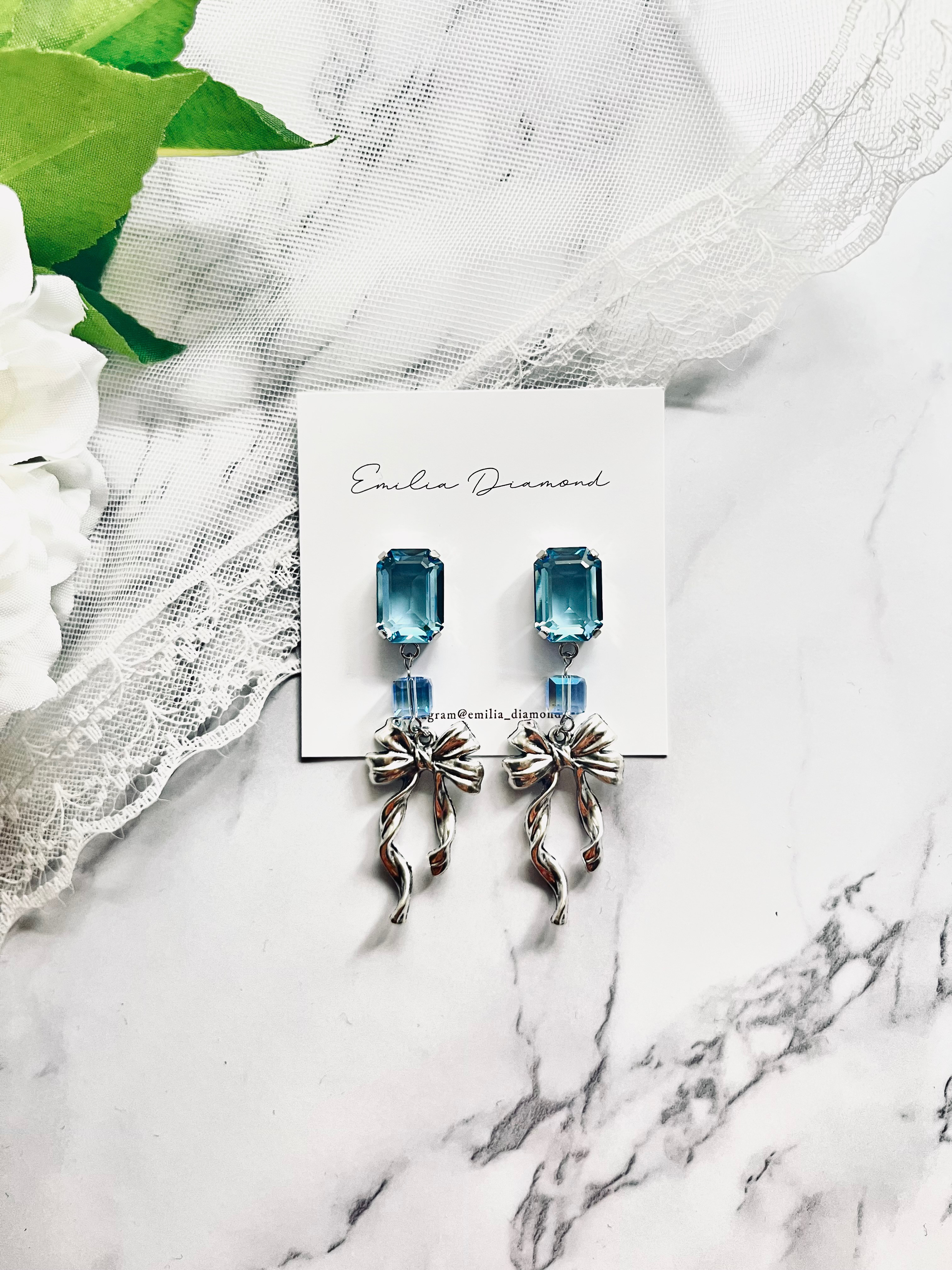 無垢なアクアマリンクリスタルとツイストリボンのイヤリング・ピアス