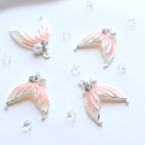 新作☆魚 尾びれ マーメイド 金属チャーム ピンク×ホワイト