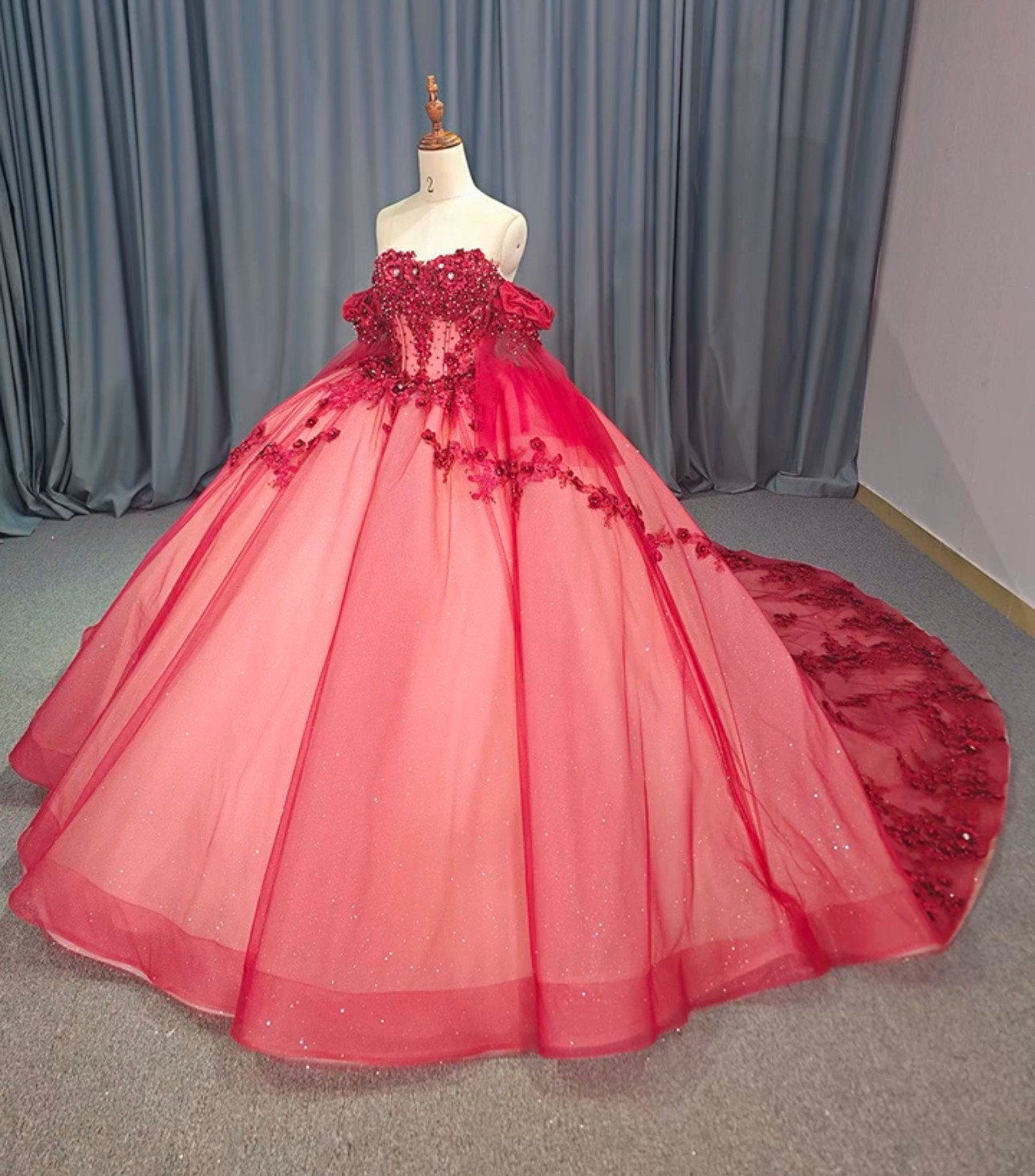 美品赤レッド　オフショルダー　人気　チュール　華やかなトレーン　編み上げ　フラワー　レーススカート前撮り演奏会コンテスト