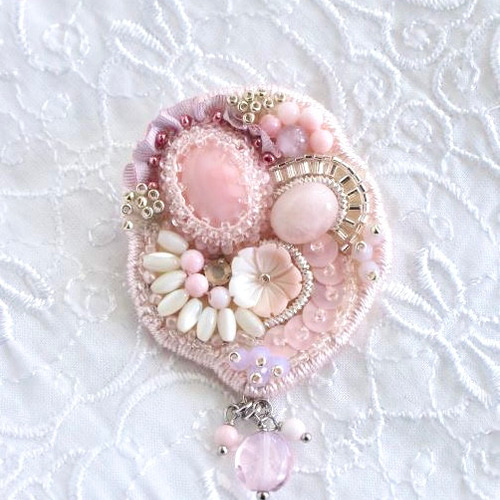 桜のビーズ刺繍ブローチ ブローチ サクラ エンブロイダリー 通販