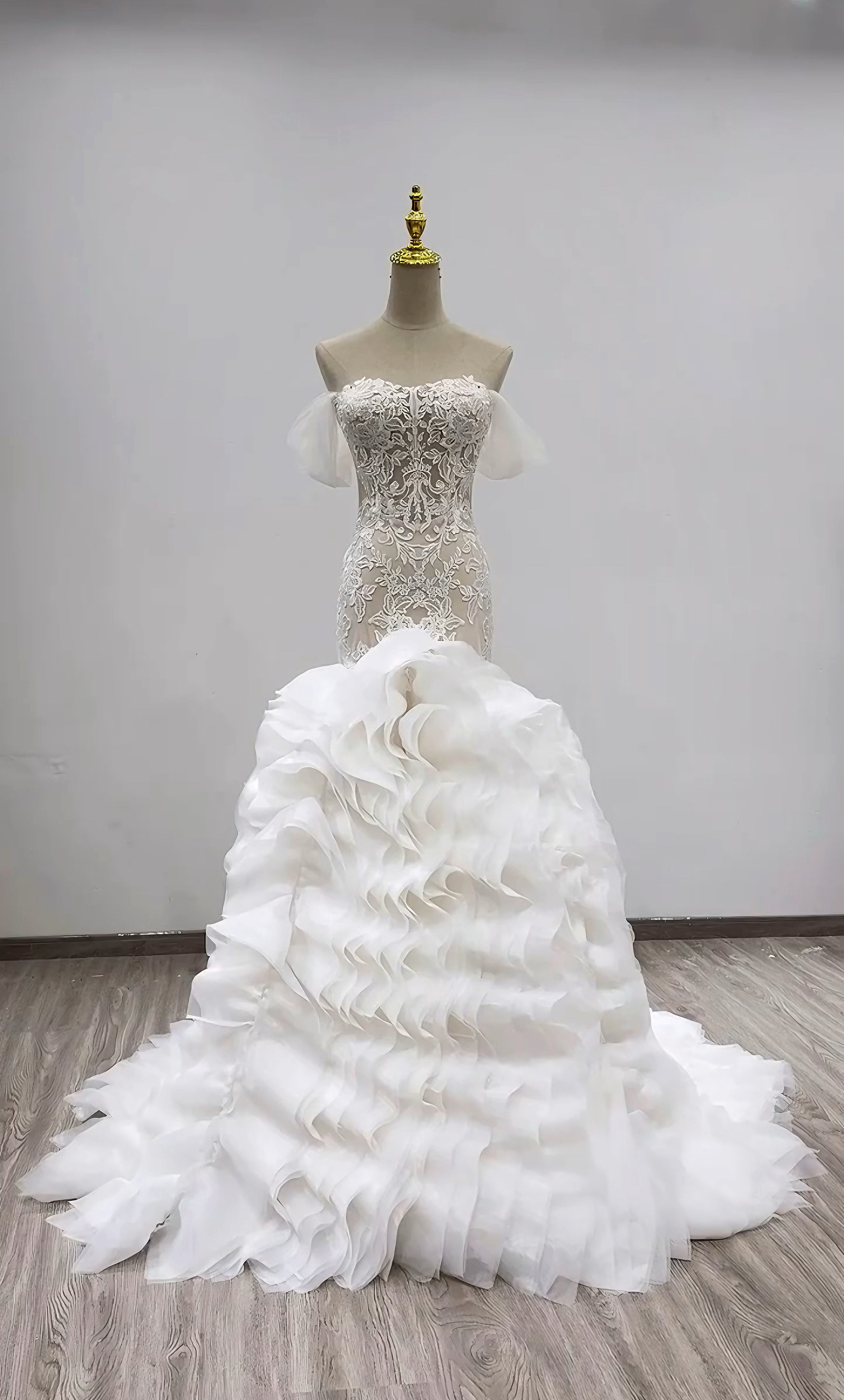 豪華3D立体レース刺繍　袖あり　ラッフルスカート　フリル　ギャザー　二の腕カバー　フランスレース　華やかな引裾クラシカル