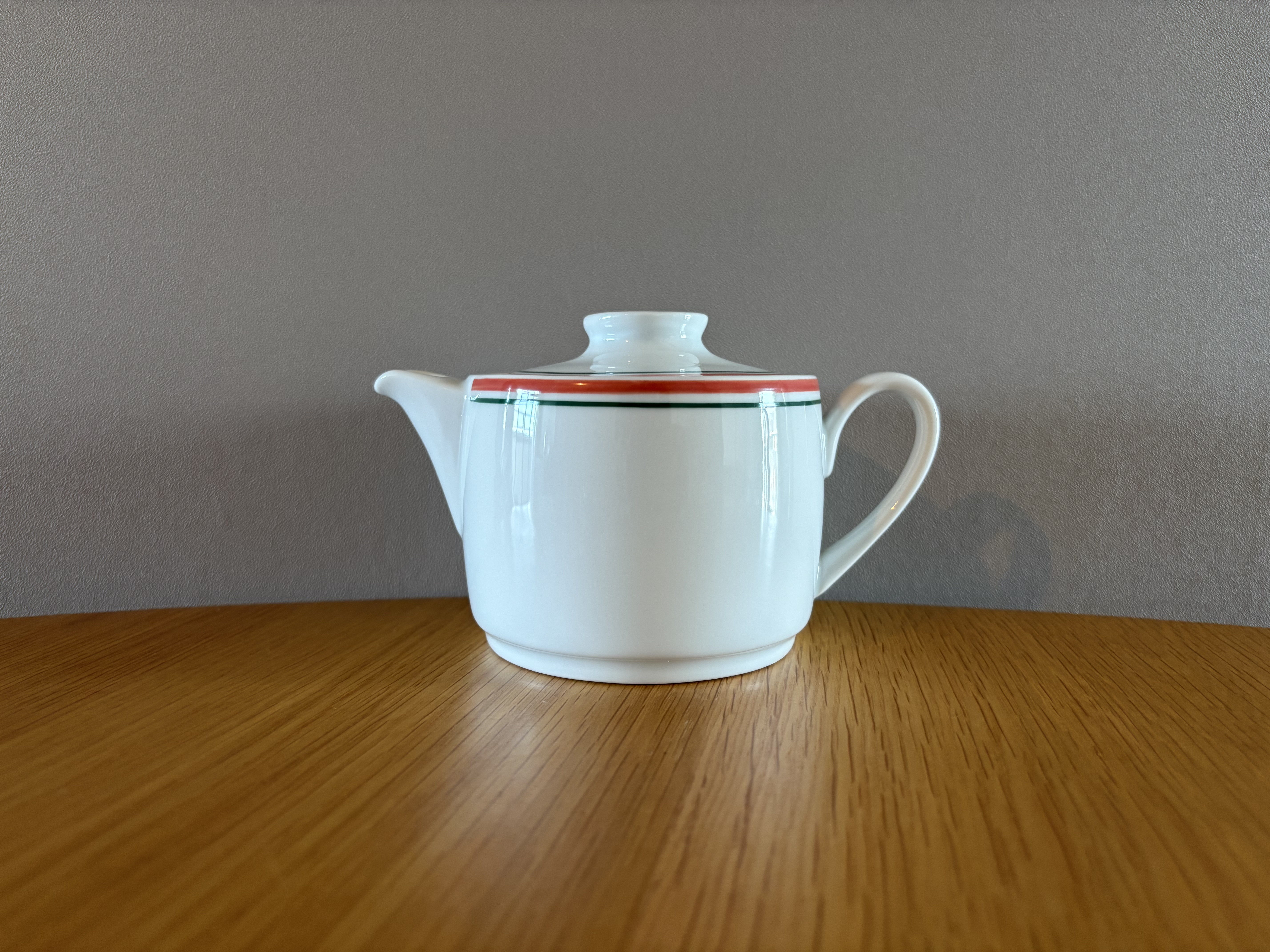 フランスの古いティーポット