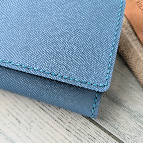 送料無料】薄くスマートな長財布（ターコイズブルー絹目型押し）スリム