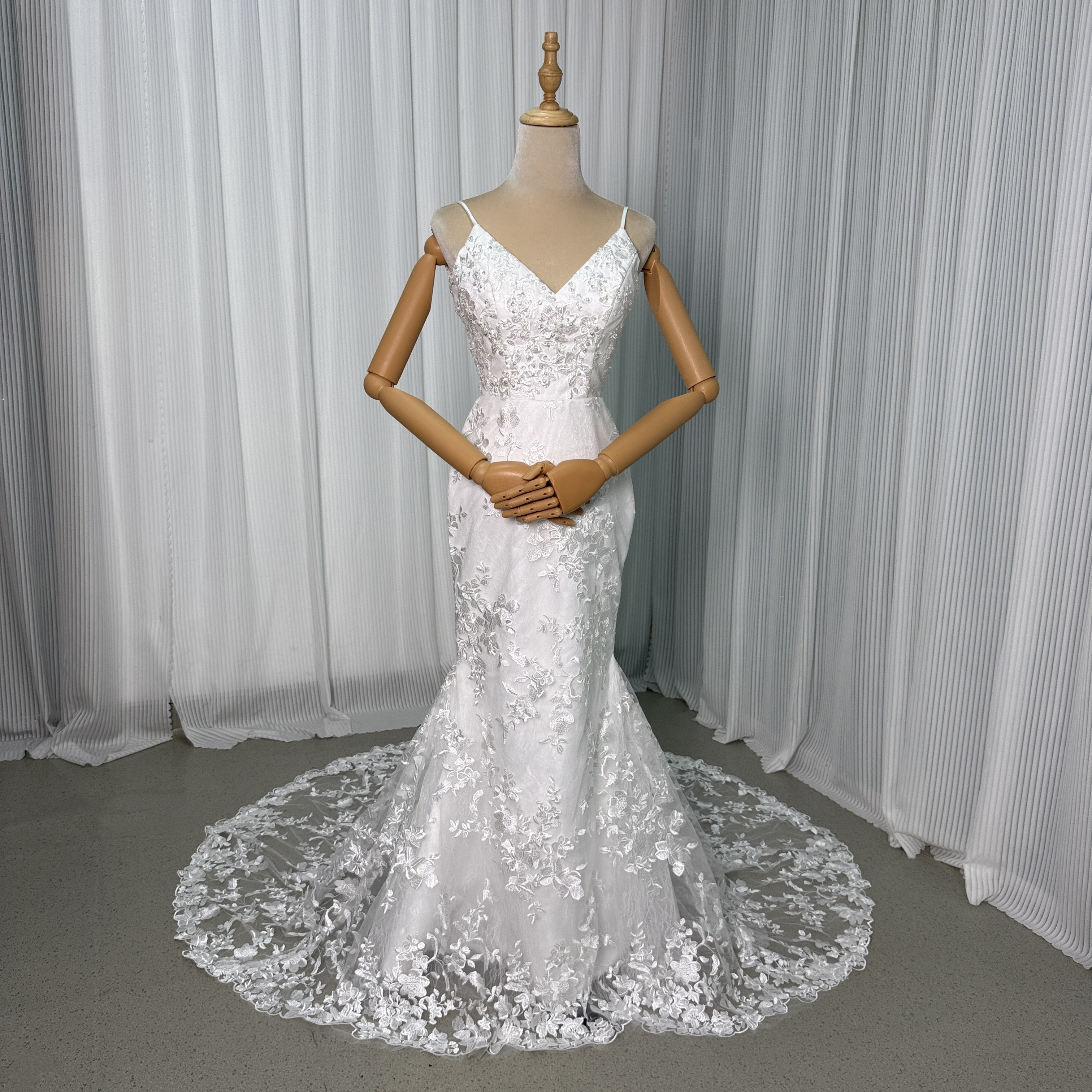送料無料！ウェディングドレス 贅沢な小花総レース キャミソール Vネック マーメイドライン 華やかなトレーン 憧れの