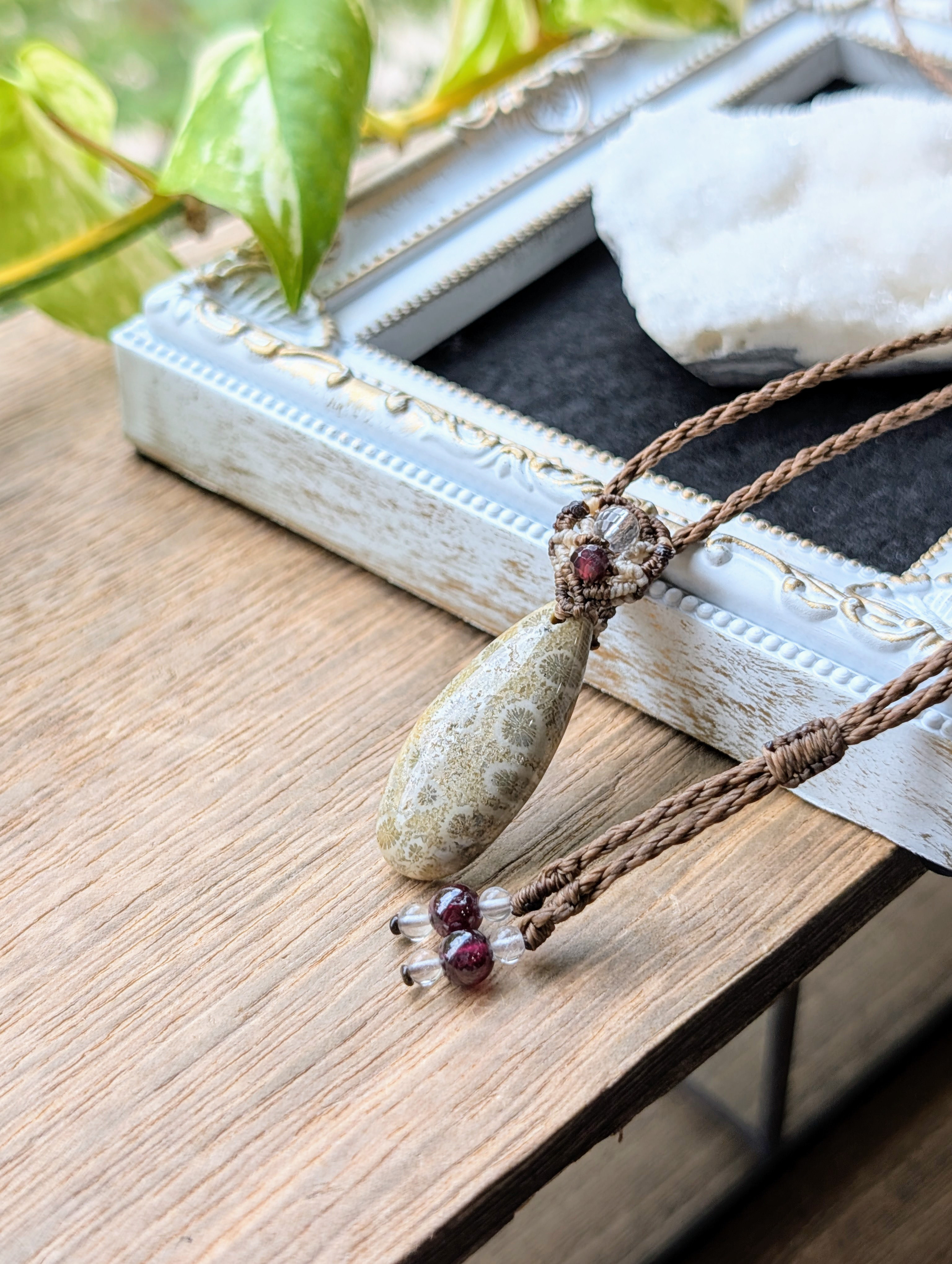 ☆小さめ☆フォッシルコーラル・化石珊瑚☆マクラメ編みネックレス 384・マクラメネックレス