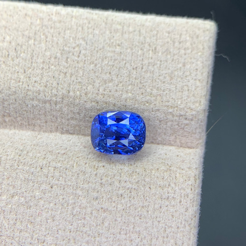 宝石画　ブルーエレファント　鑑定書付き New 2.06ct天然コーンフラワーブルーサファイアルース 鑑定書付き 25/7