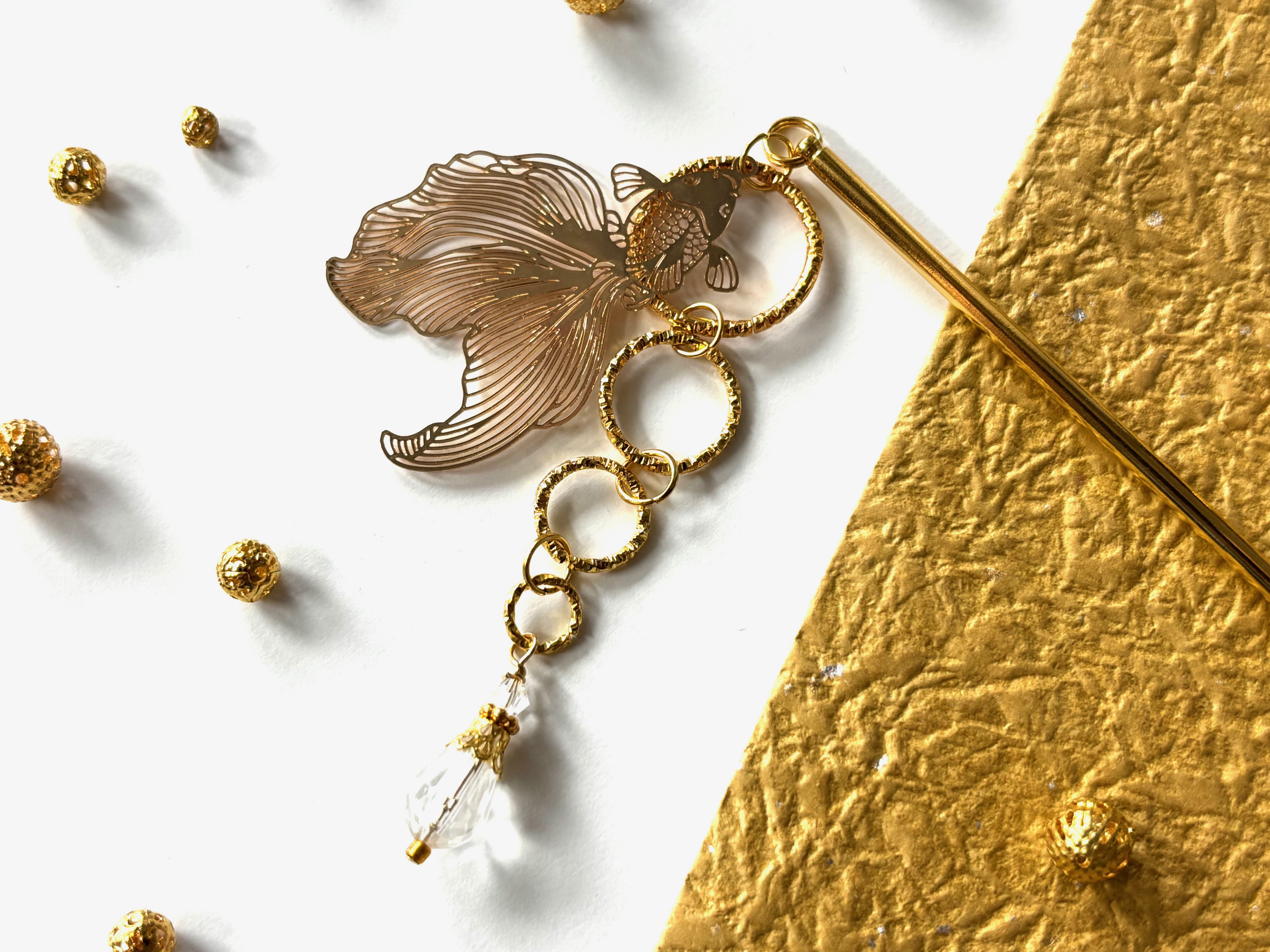 かんざし　切り絵風金魚と水の波紋　ロング　ゴールド　一本挿し　一本簪　涼しげ　夏　揺れる　軽い　軽量