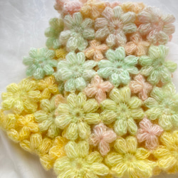 チクチクしないお花モチーフ編み４列マフラー　 ピンク～クリーム～淡い黄緑のグラデーション 6枚目の画像
