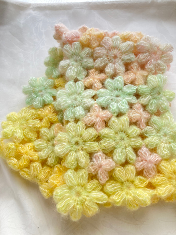 チクチクしないお花モチーフ編み４列マフラー　 ピンク～クリーム～淡い黄緑のグラデーション 6枚目の画像