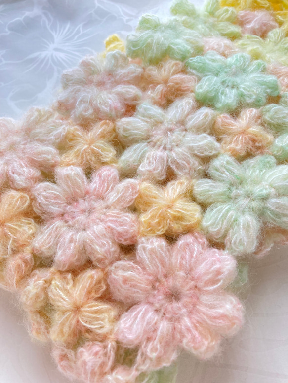 チクチクしないお花モチーフ編み４列マフラー　 ピンク～クリーム～淡い黄緑のグラデーション 1枚目の画像