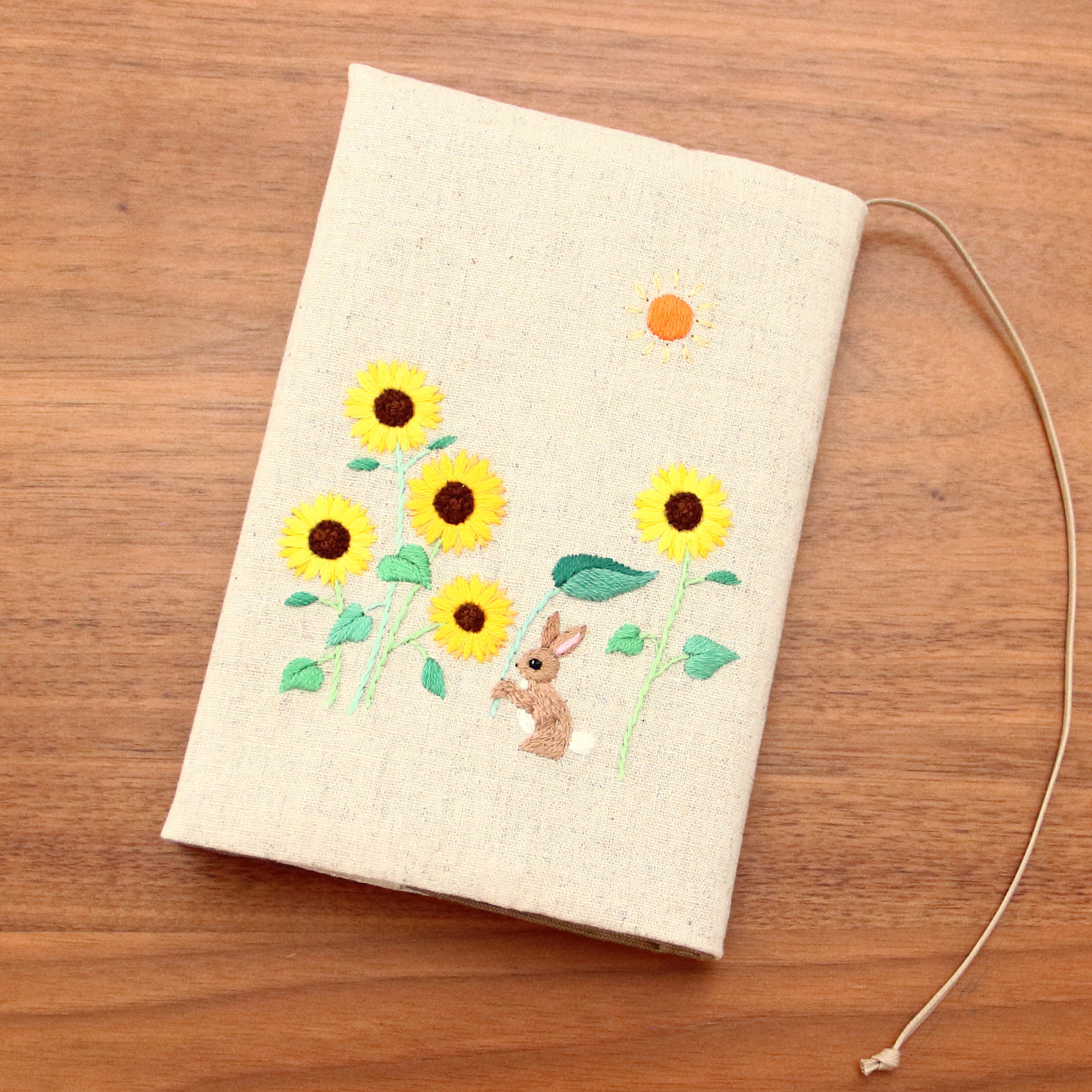ブックカバー　うさぎとひまわり　刺繍　文庫本/新書判/四六判ソフト