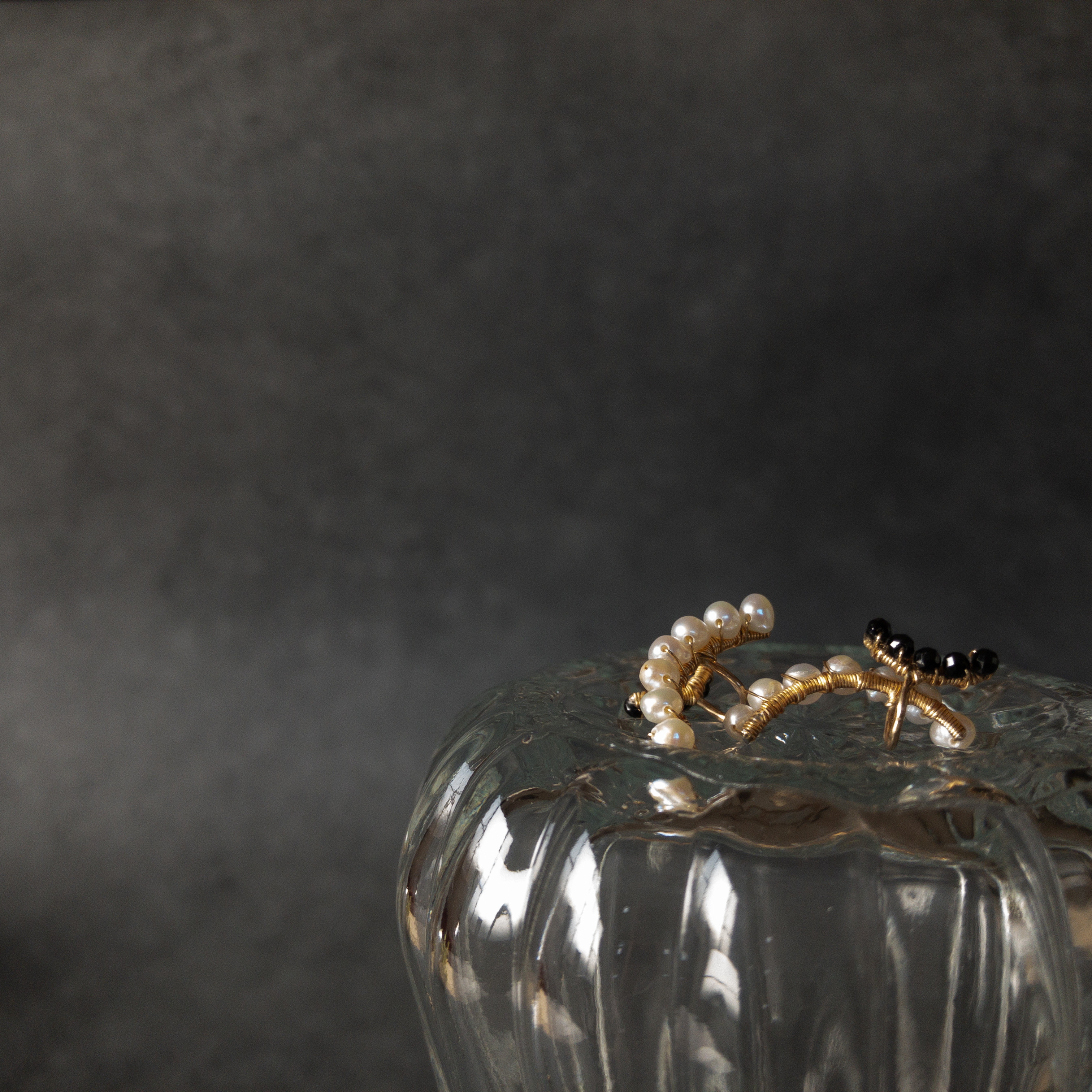 【14kgf】リバーシブルイヤリング 〜 淡水真珠＆ブラックスピネル