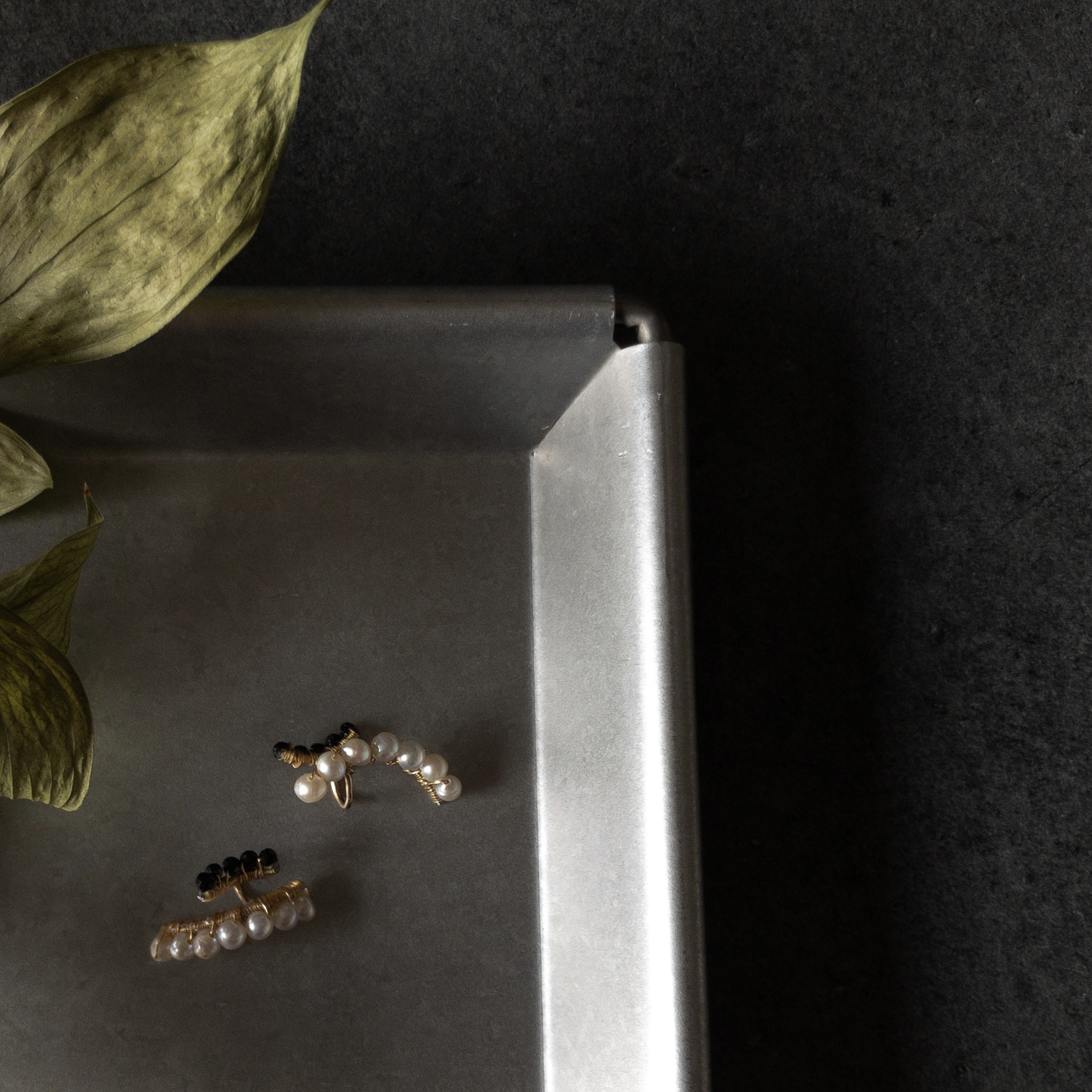 【14kgf】リバーシブルイヤリング 〜 淡水真珠＆ブラックスピネル