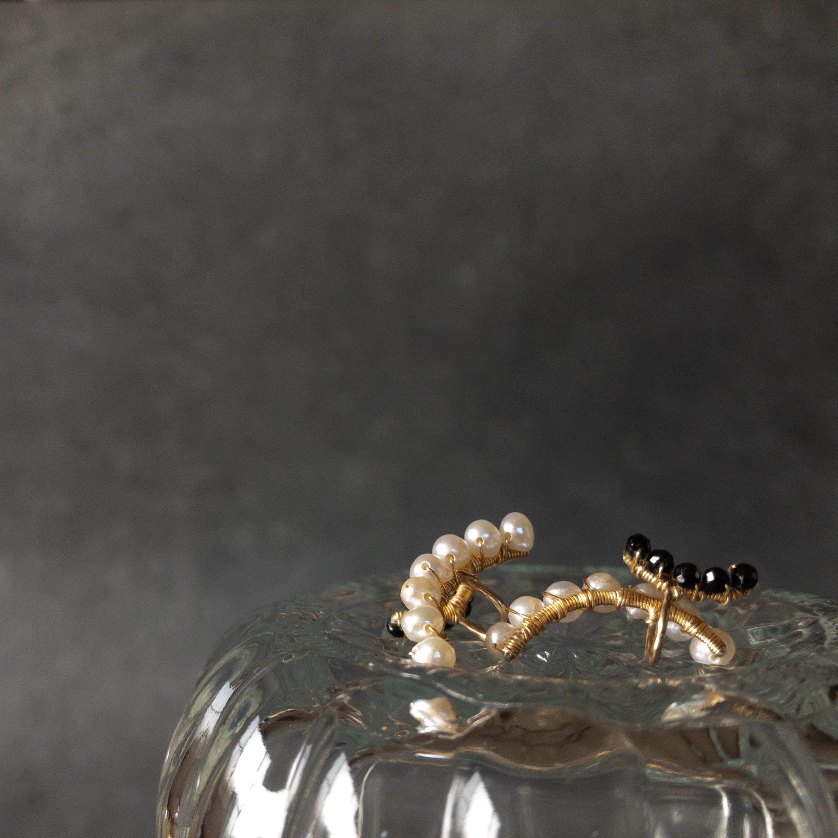 【14kgf】リバーシブルイヤリング 〜 淡水真珠＆ブラックスピネル