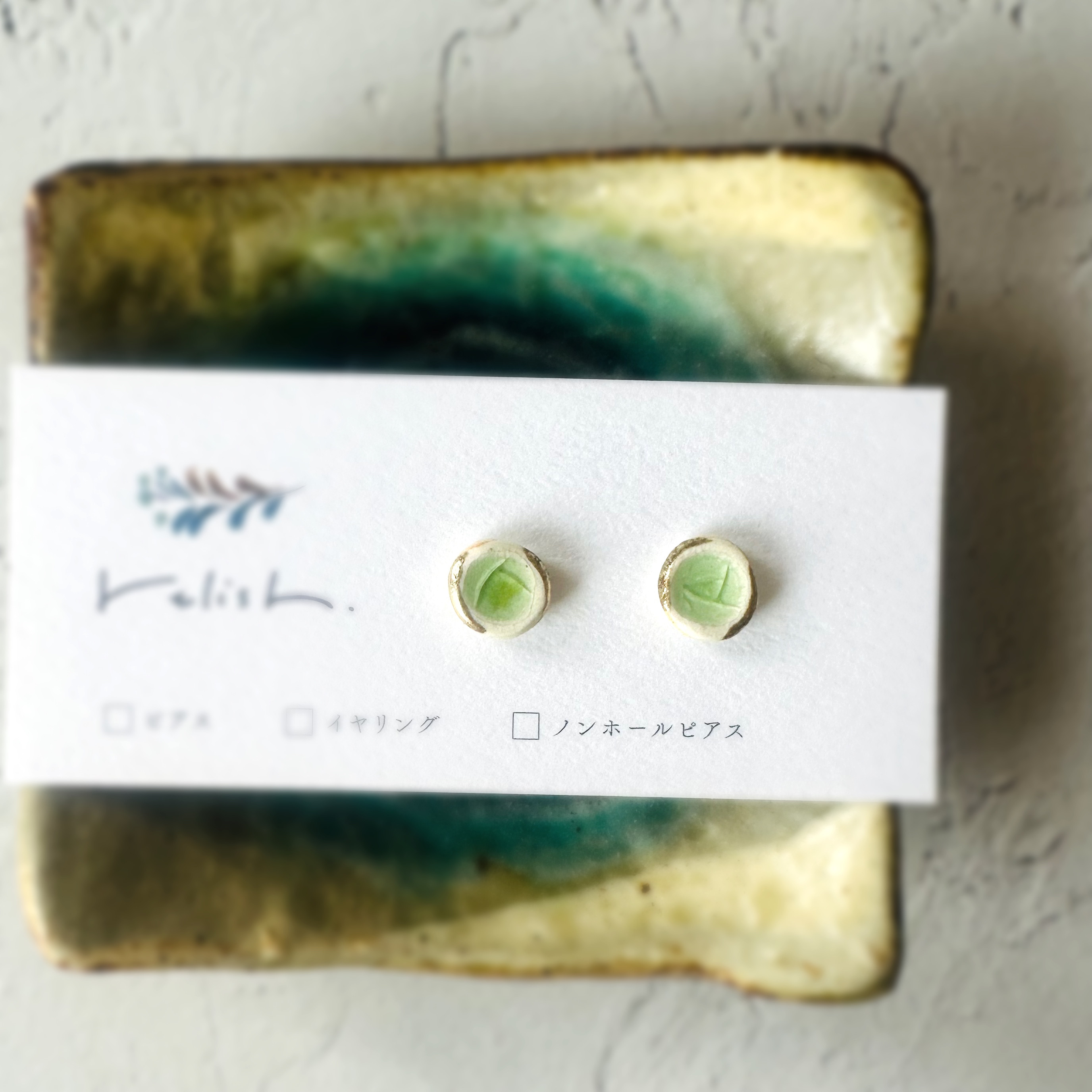 【再販】ガラス 陶器 金継ぎ ピアス イヤリング ノンホールピアス グリーン 緑 白 ホワイト 金 ゴールド シンプル