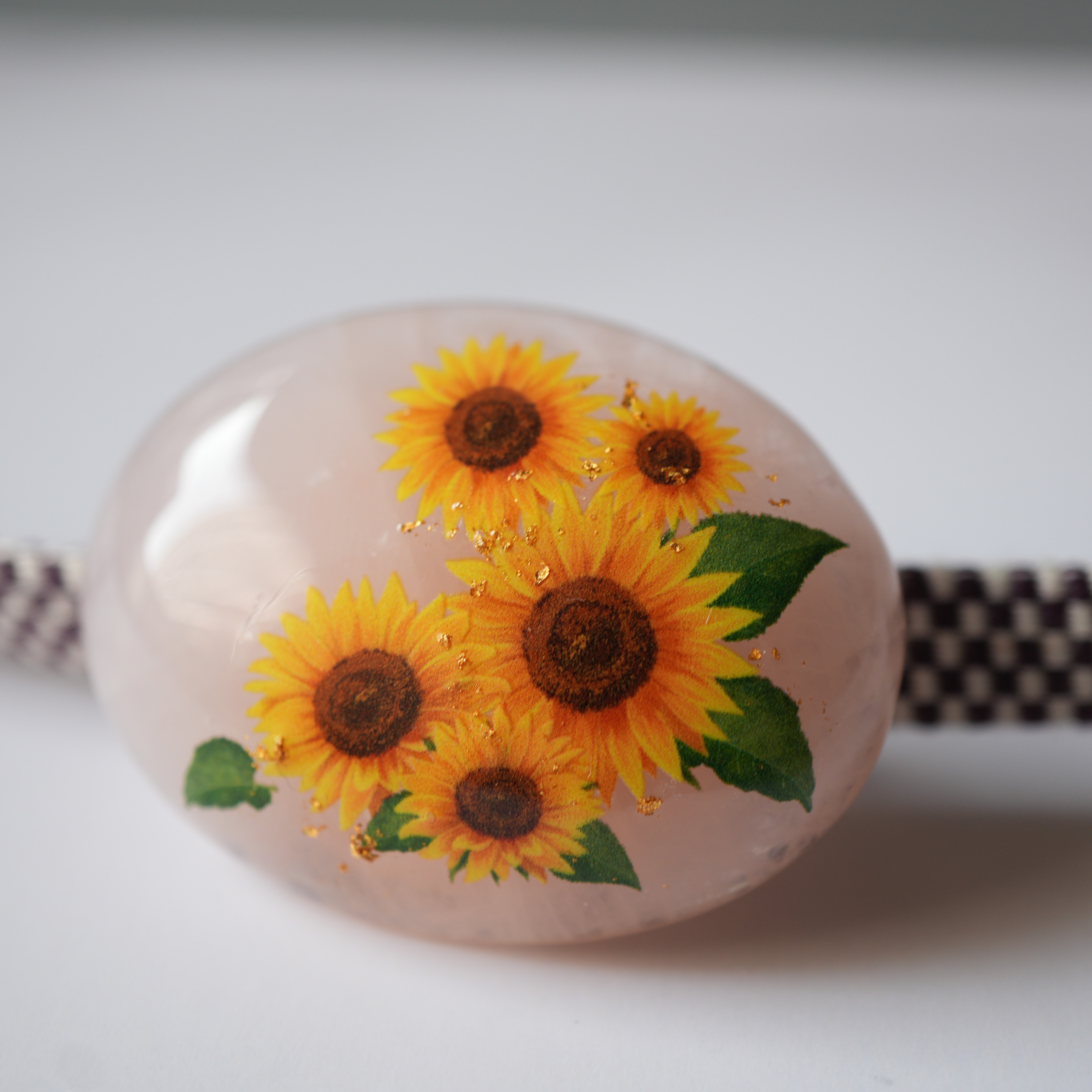 天然石ローズクォーツとひまわりの帯留め（金沢箔24K入り）ブローチ　ポニーフック