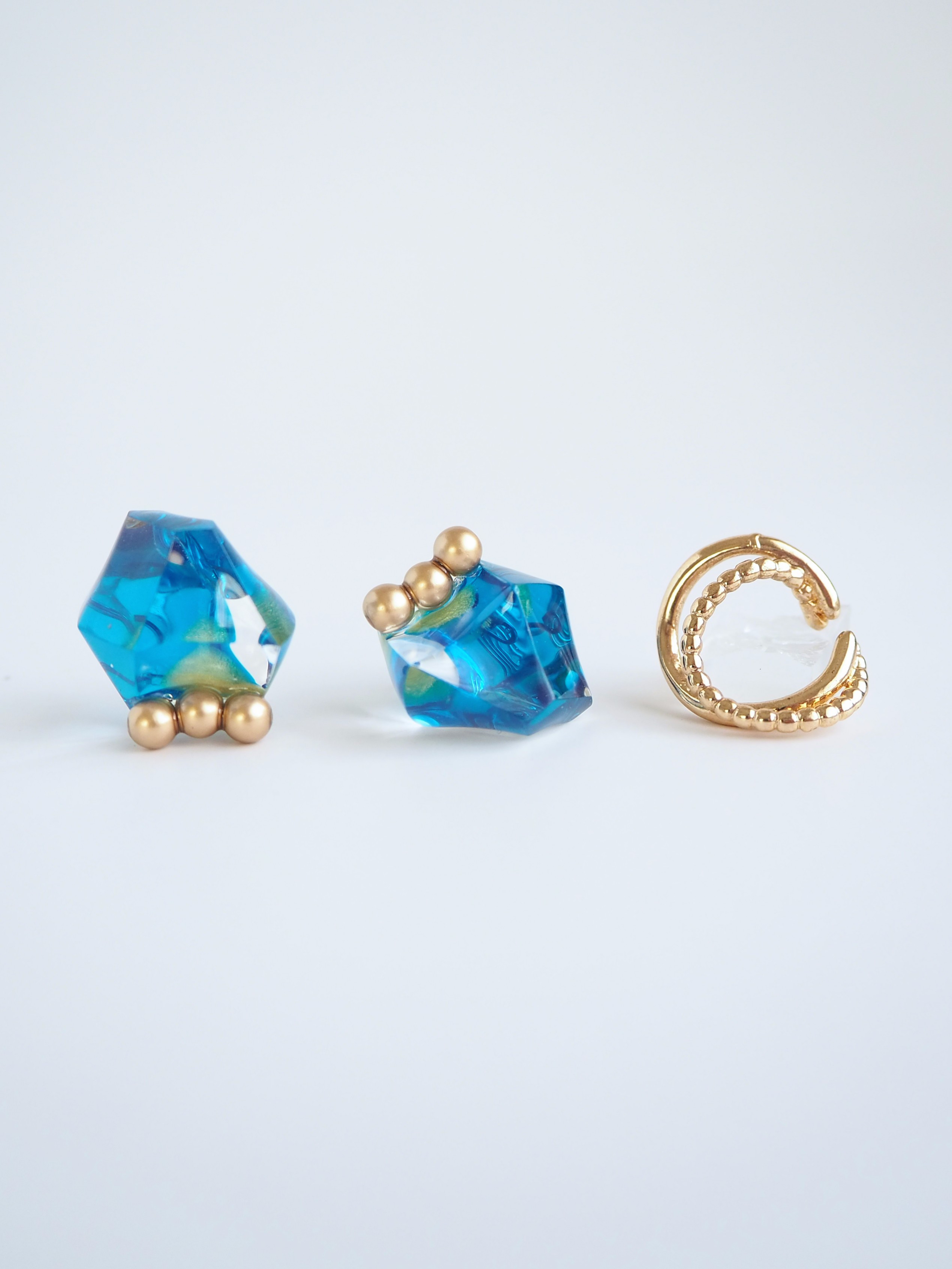 ［鉱石のカケラ ブルー×ペリドット］ 痛くない 軽い イヤリング/ピアス＋イヤーカフセット レジン 透明感 特集掲載