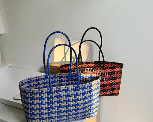ハンドメイド カゴバック クラフトバンドで作成しています🌸 . 四つ畳編みカゴバッグ