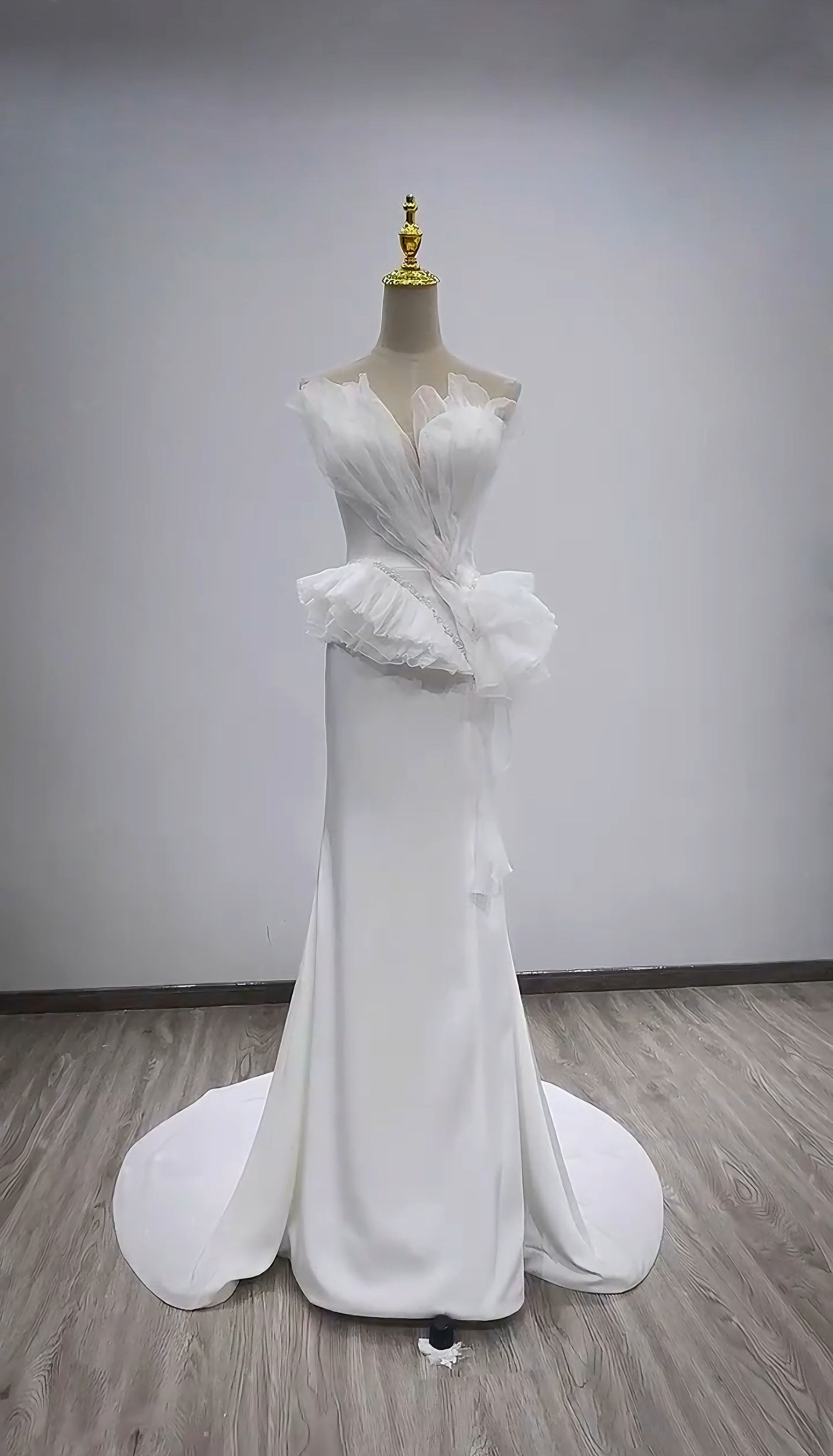 純粋な美しさ　アシメドレス　胸フリル　ラッフルスカート　スレンダーライン　細見えシルエット　優雅　パーディードレス二次会