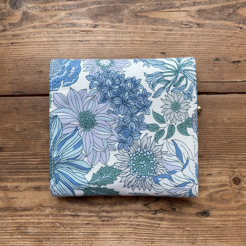 二つ折り財布・ブルー系花柄オックス 二つ折り財布 Fleurs des champs
