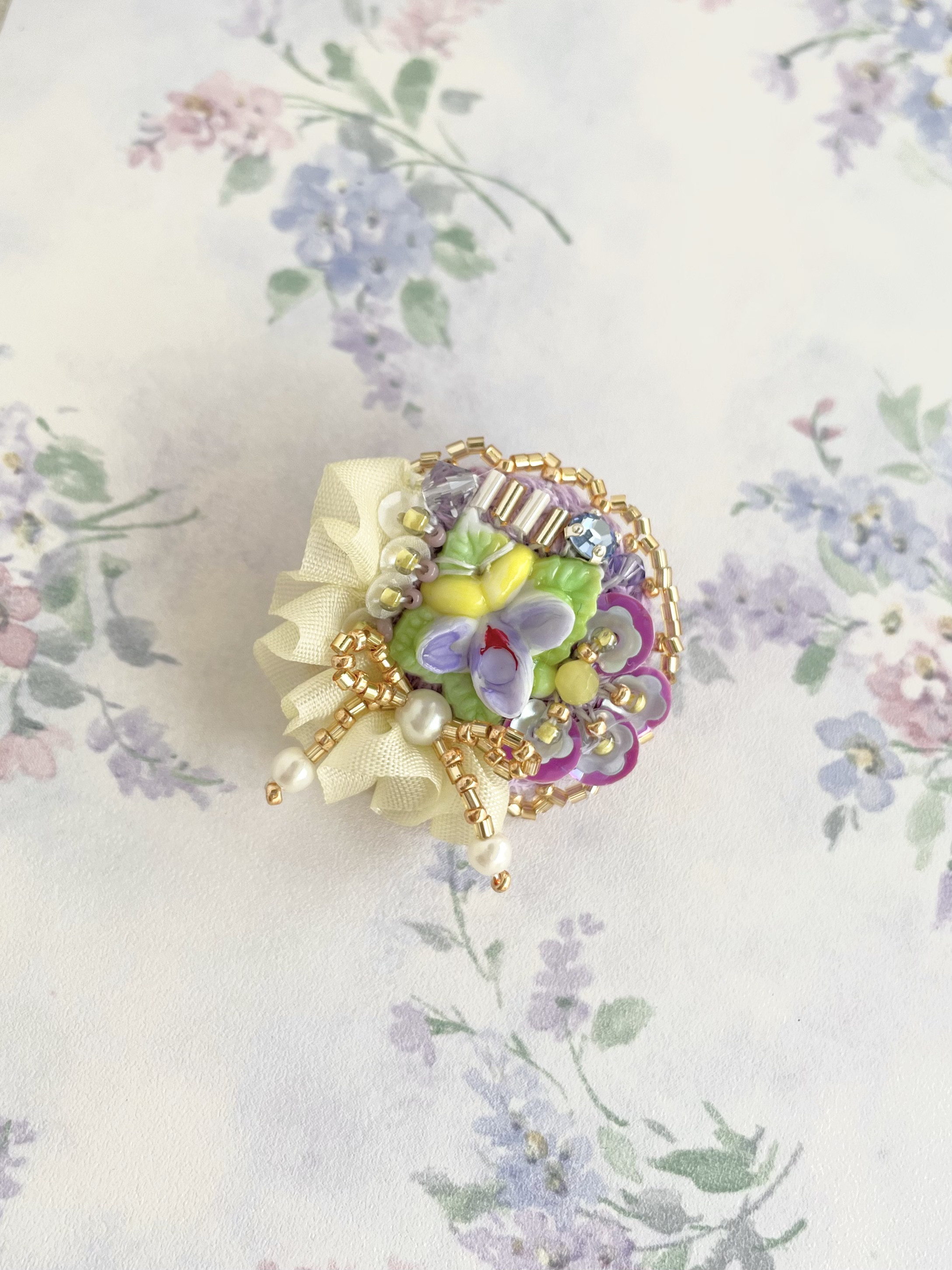 すみれ ビーズ刺繍ミニブローチ