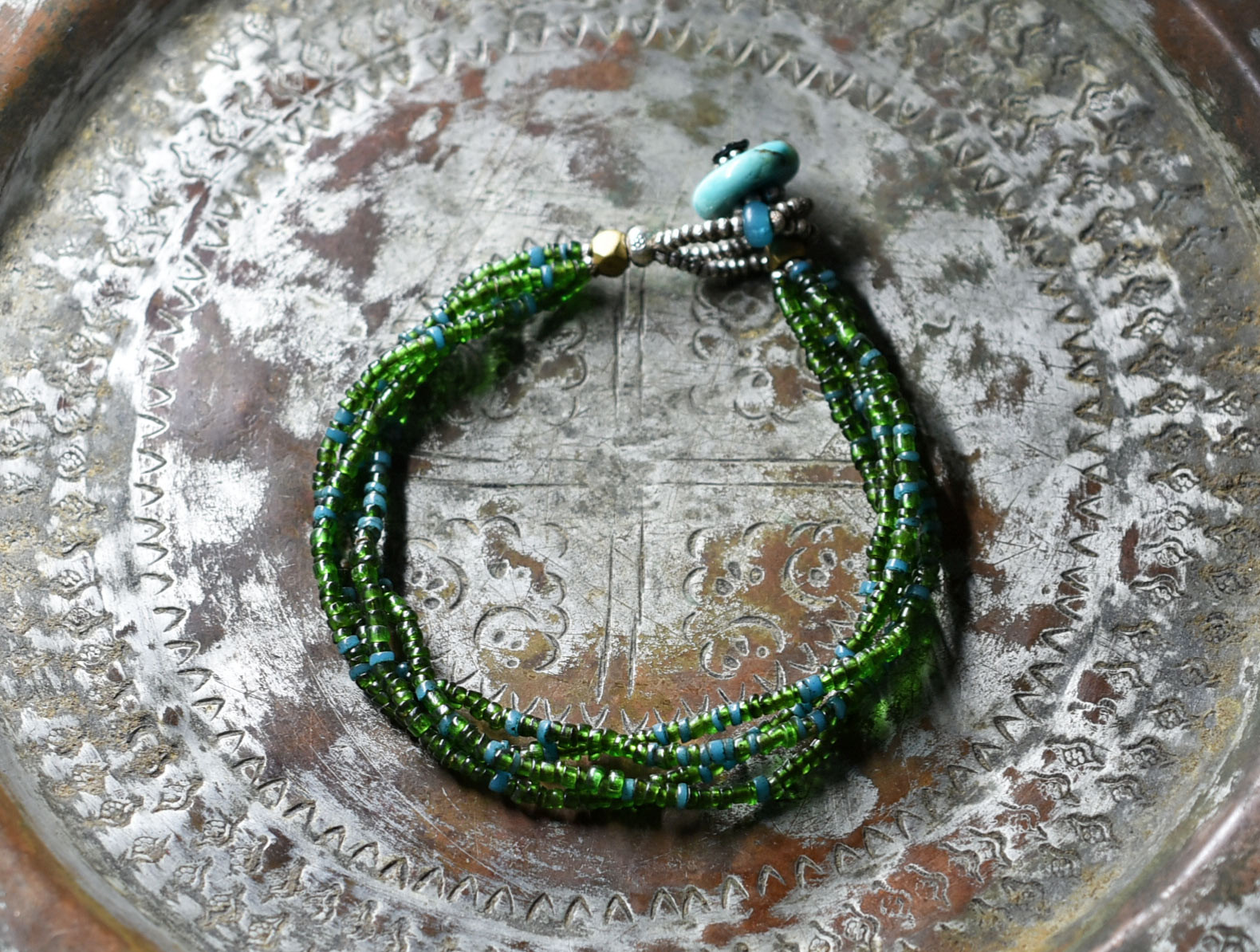 アンティークグリーンミックスシードビーズの4連ブレス（ターコイズ留め金）