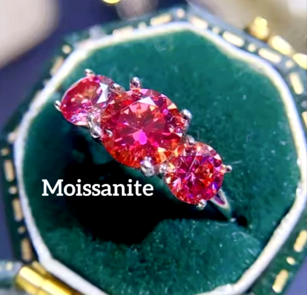 最高品質 レッド モアサナイト 1ct スリーストーンリング