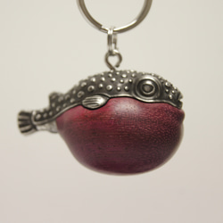 フグ　パープルハート（木材）ピューター（金属）キーホルダー、ペンダント、バッグチャーム、置物 1枚目の画像