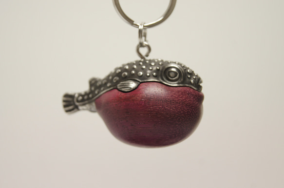 フグ　パープルハート（木材）ピューター（金属）キーホルダー、ペンダント、バッグチャーム、置物 1枚目の画像