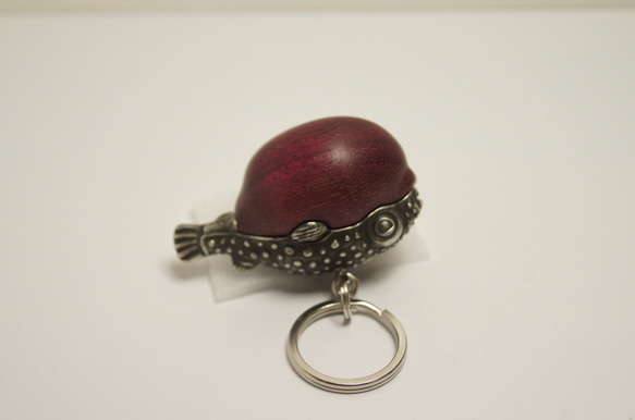 フグ　パープルハート（木材）ピューター（金属）キーホルダー、ペンダント、バッグチャーム、置物 8枚目の画像